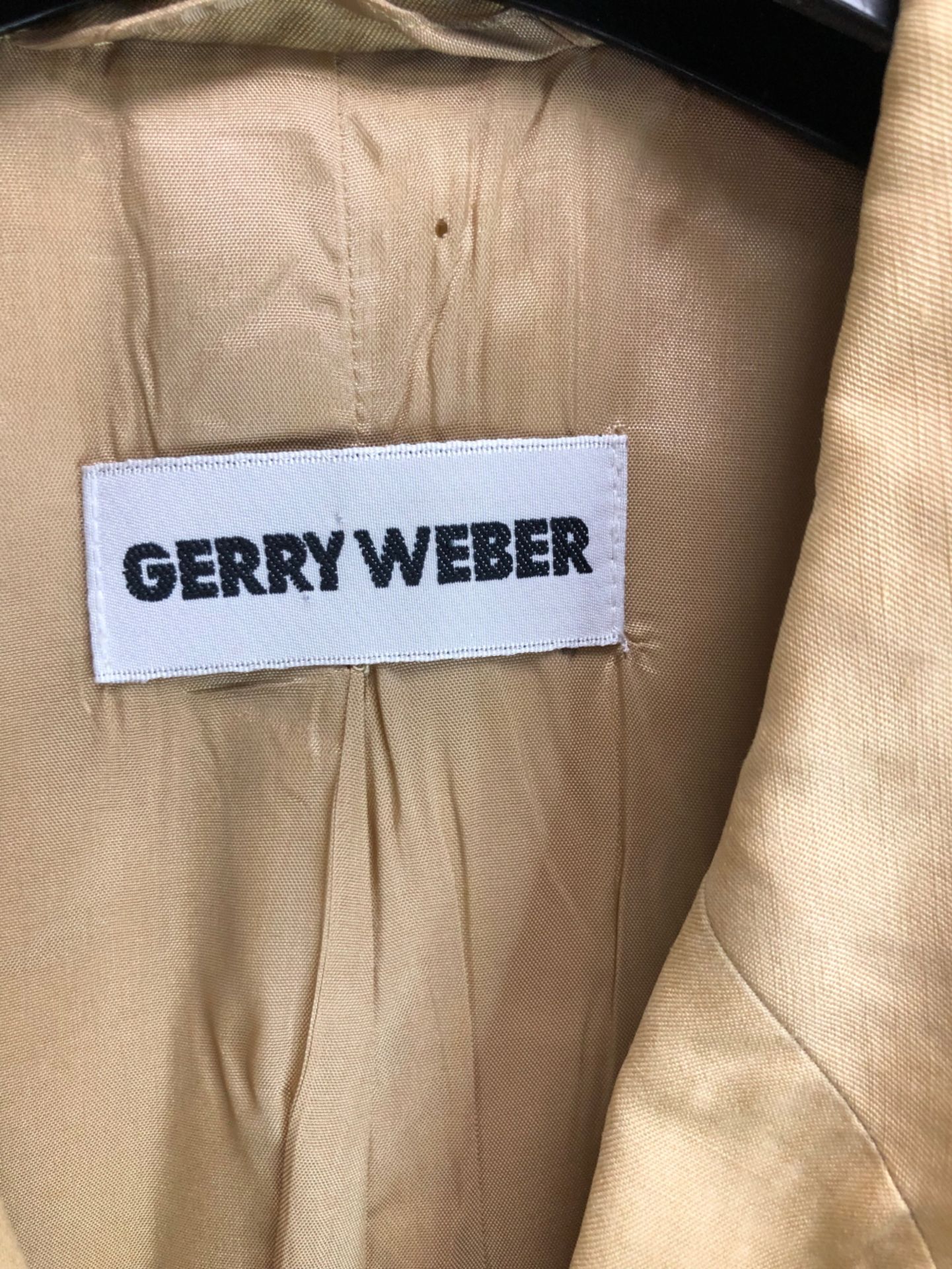A GERRY WEBER PALE YELLOW SILK AND LINEN BLEND JACKET, SIZE ON TAG 36, TWO JOBIS CHECK PATTERN - Image 3 of 11
