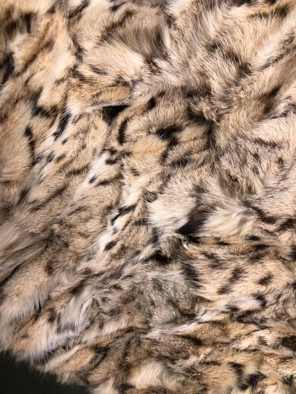 SHAWL. A VINTAGE SNOW LEOPARD FUR SHAWL WITH SILK LINING. LENGTH 136cms. - Image 4 of 4