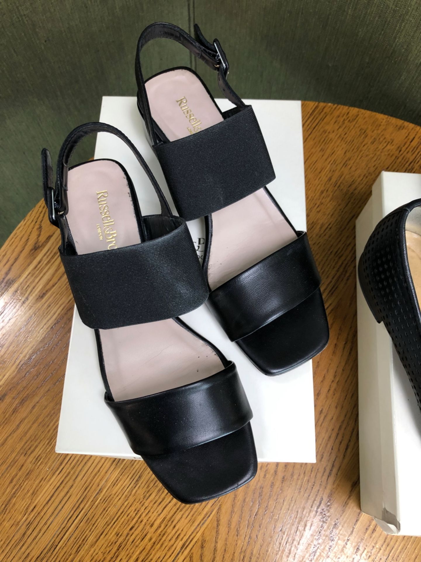 SHOES: A PAIR OF RUSSELL BROMLEY LONDON (BOXED) CITY FLEX BLACK LEATHER STRETCH SANDALS UK 6, AND - Image 2 of 8