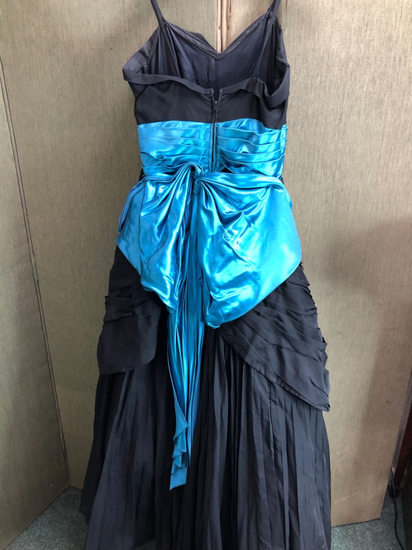 A BLACK EVENING DRESS WITH BRIGHT BLUE RIBBON - Image 2 of 5