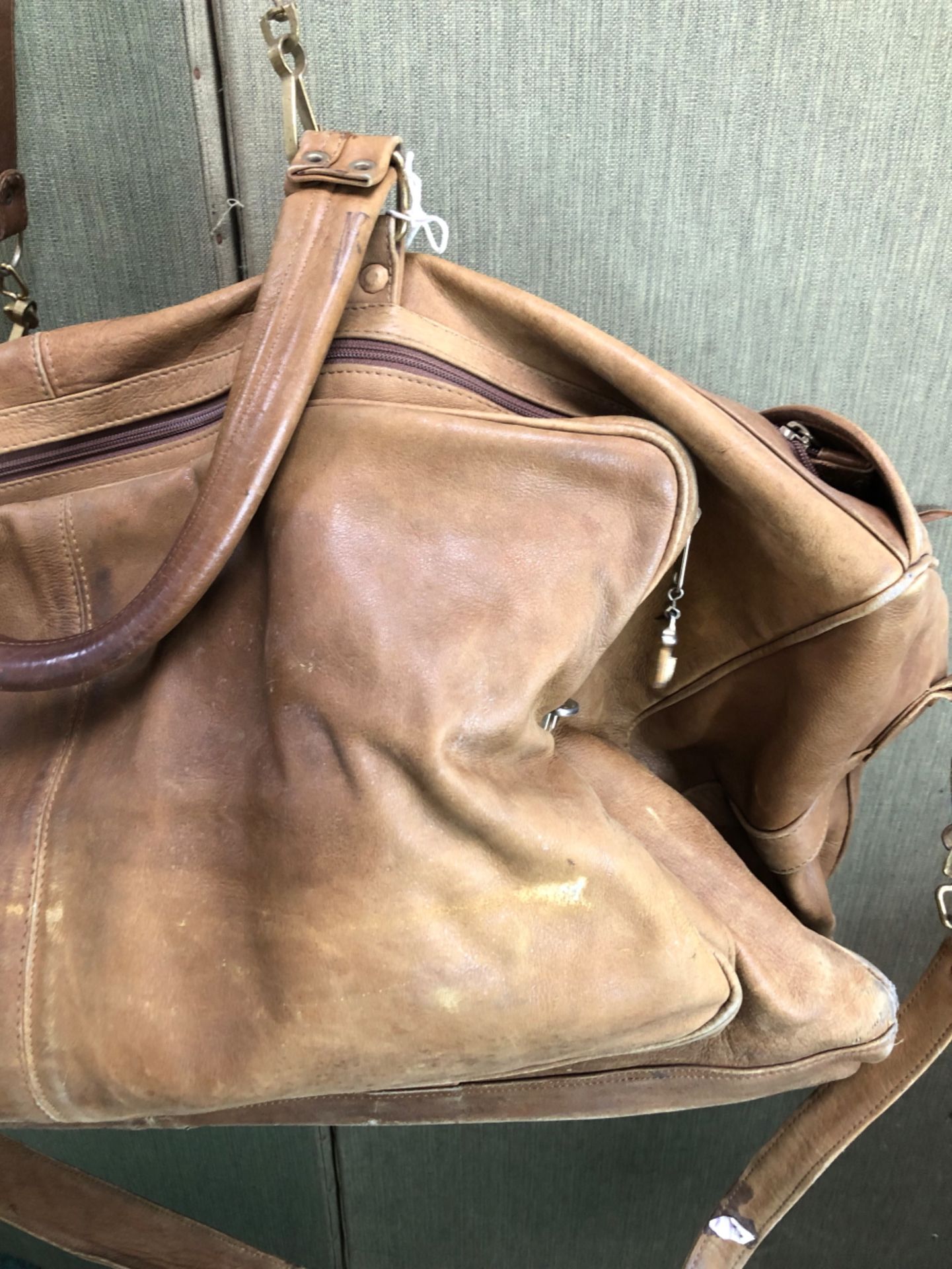 A VERY LARGE PALE BROWN TRAVEL BAG LENGTH 76cm. - Image 12 of 20