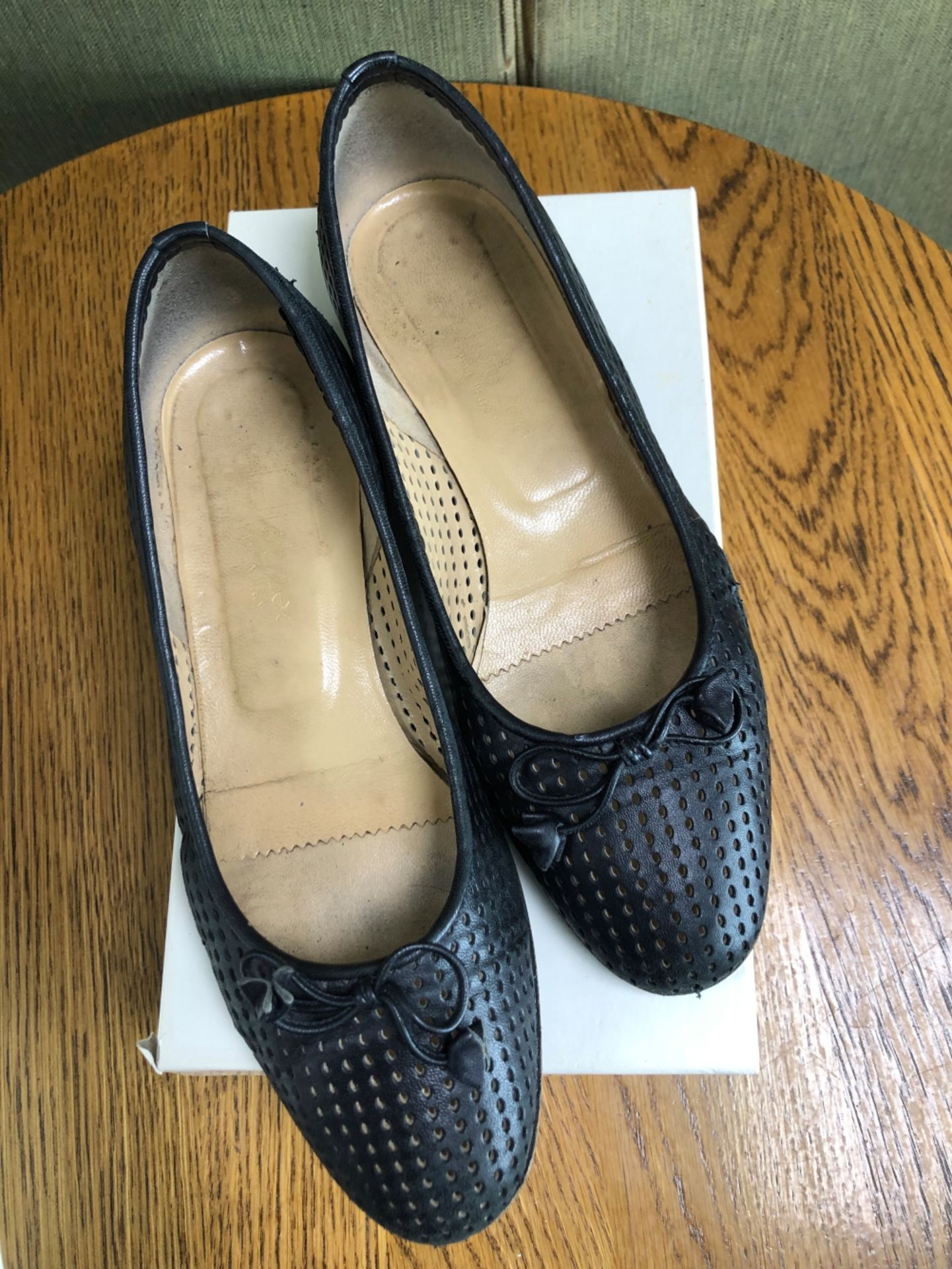 SHOES: A PAIR OF RUSSELL BROMLEY LONDON (BOXED) CITY FLEX BLACK LEATHER STRETCH SANDALS UK 6, AND - Image 5 of 8