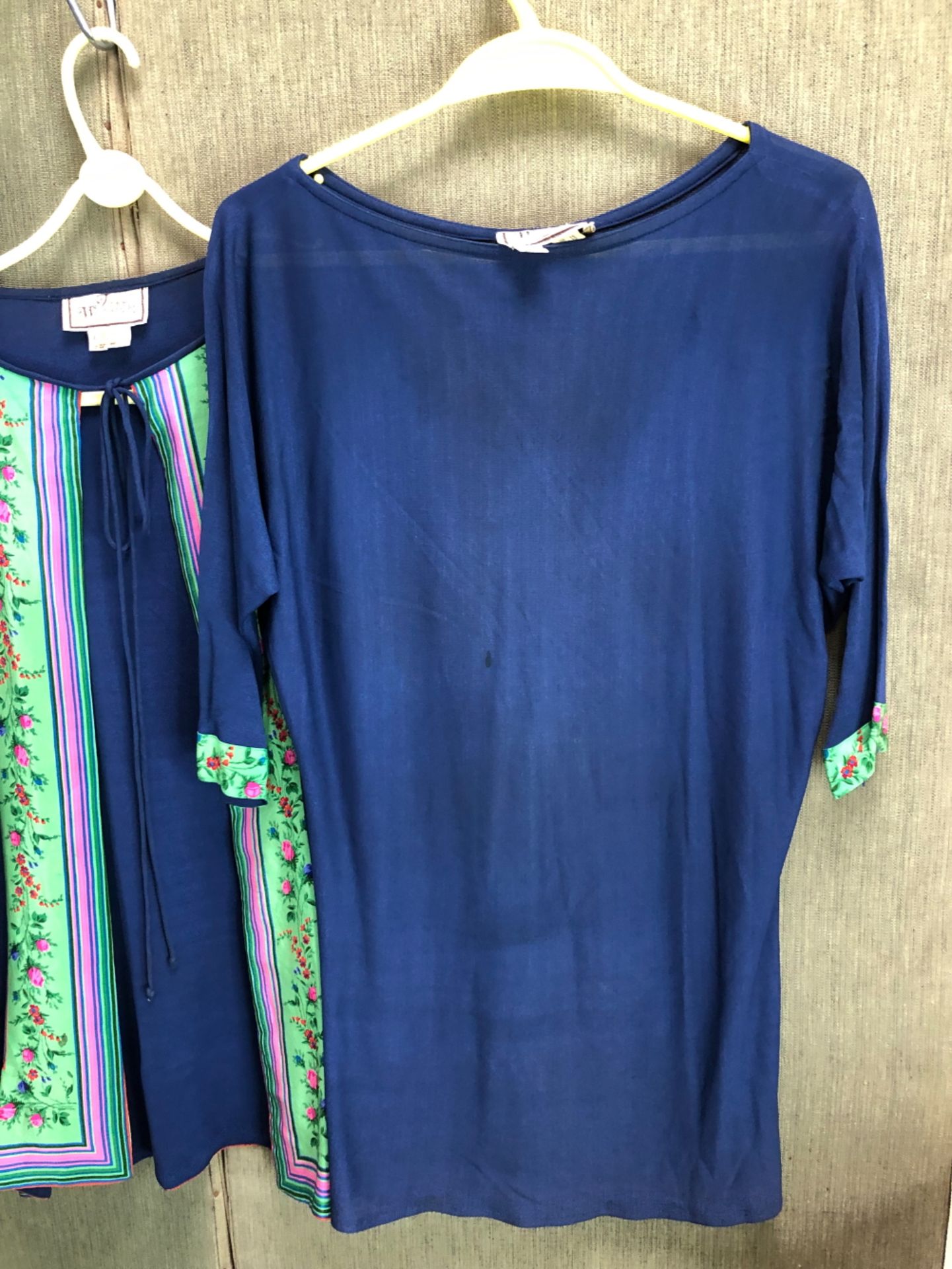 A JANICE WAINWRIGHT UK 14 NAVY AND FLORAL SHEER TUNIC TIE UP TOP WITH MATCHING 3/4 SLEEVE TOP - Image 7 of 11