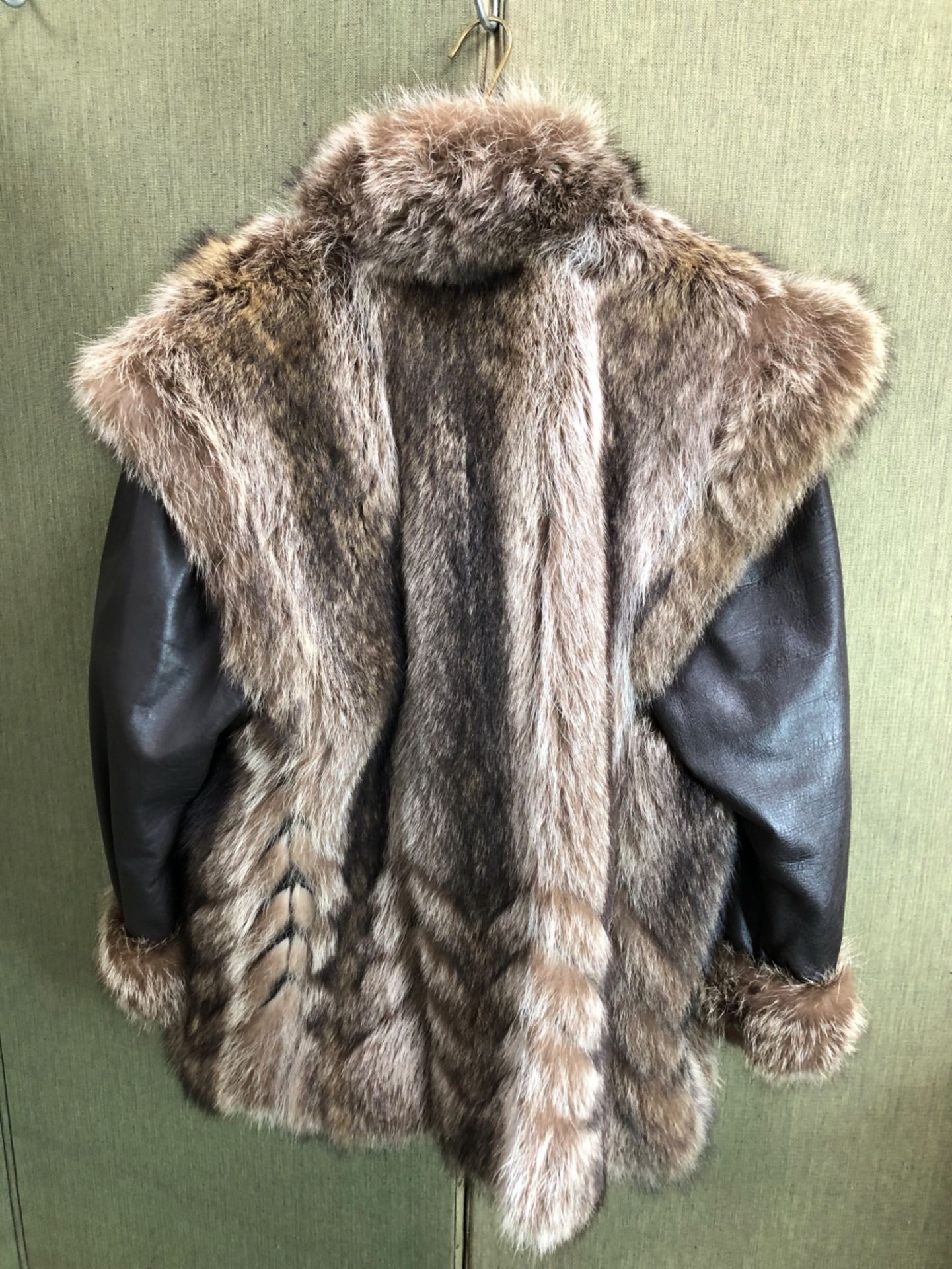 A LISBETH BUCHLER LONDON LADIES FUR AND LEATHER COAT. PIT TO PIT 52cm SHOULDER TO CUFF 59cm SHOULDER - Image 2 of 11