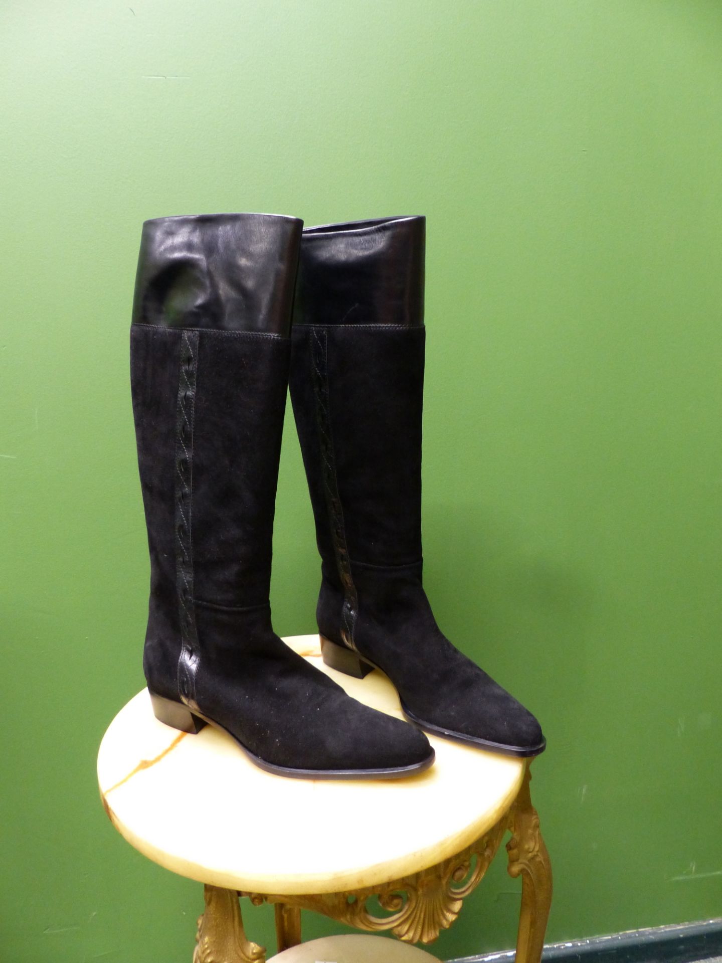 BOOTS. LORENZO BANFI MILANO. KNEE HIGH SUEDE AND LEATHER BLACK BOOTS. SIZE EUR 39.5.