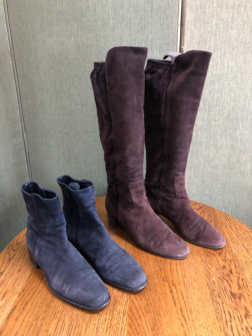 SHOES: A PAIR OF MIMO BLUE SUEDE ANKLE BOOTS SIZE 6, TOGETHER WITH A PAIR OF LAVORAZIONE ARTIGIANA