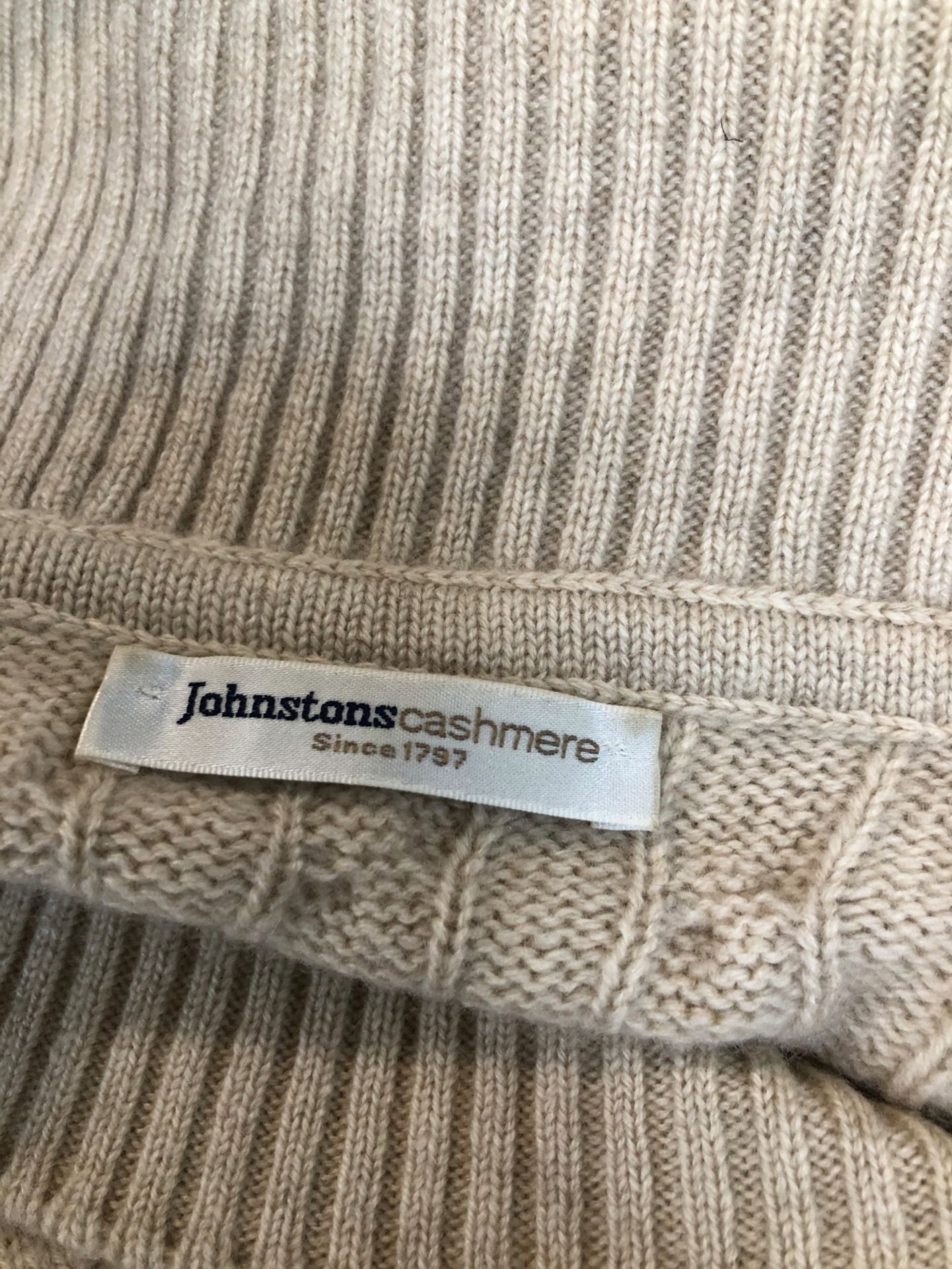 A JOHNSTONS CASHMERE 44" CABLE KNIT CARDIGAN, A KNITTED CARDIGAN WITH NECK TIE, A TSE CASHMERE - Bild 3 aus 16