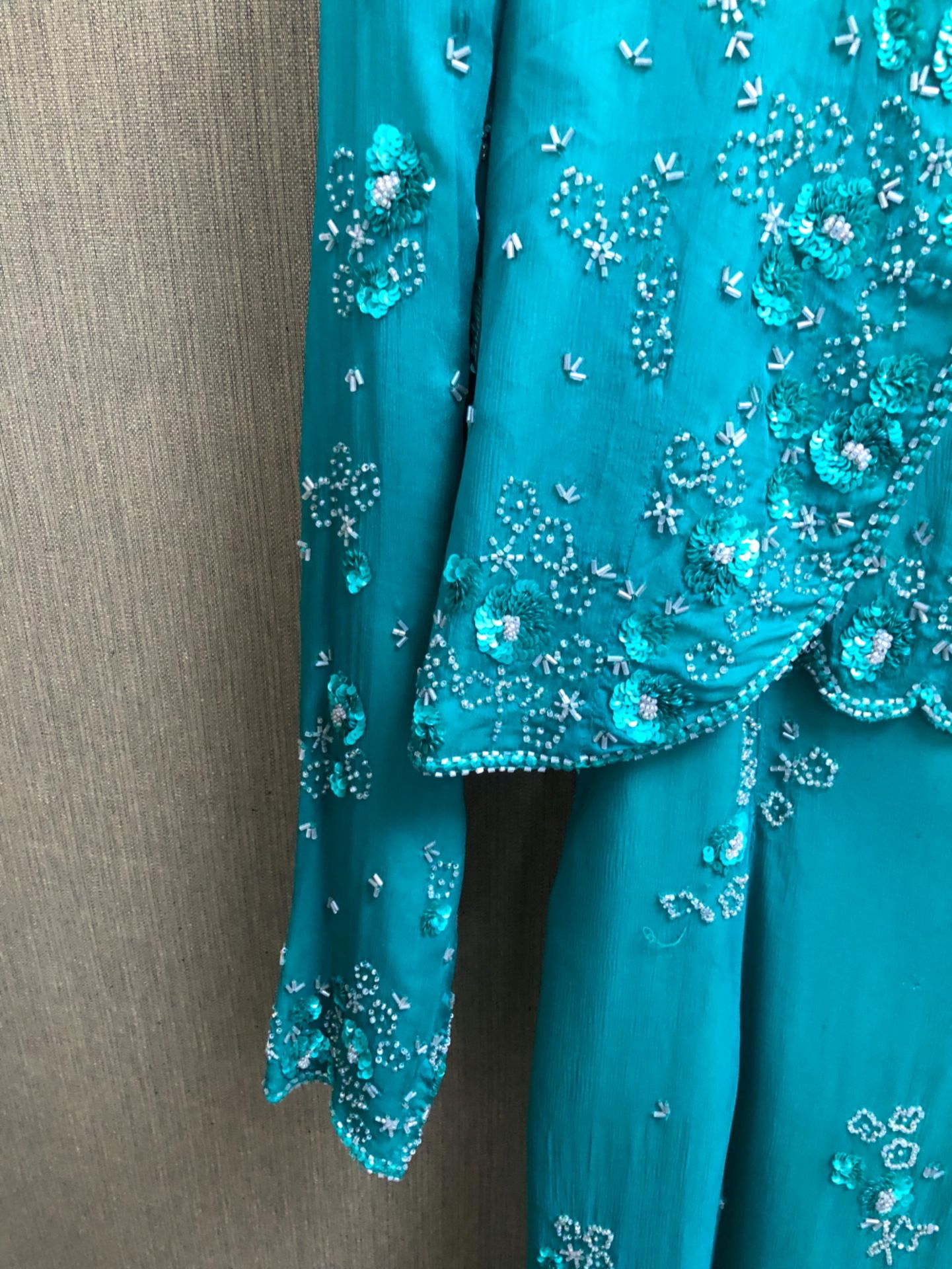 A MONSOON TWILIGHT GREEN SEQUIN DETAIL DRESS AND MATCHING JACKET UK SIZE 10 - Image 7 of 11
