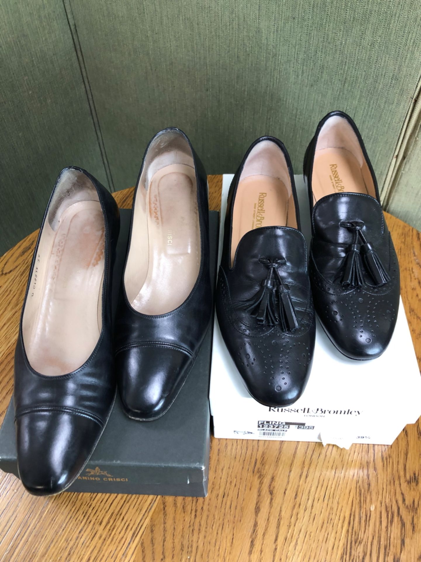 SHOES: A PAIR OF RUSSELL AND BROMLEY LONDON TASSEL FLAT SHOES (BOXED) SIZE EUR 39.5, TOGETHER WITH A