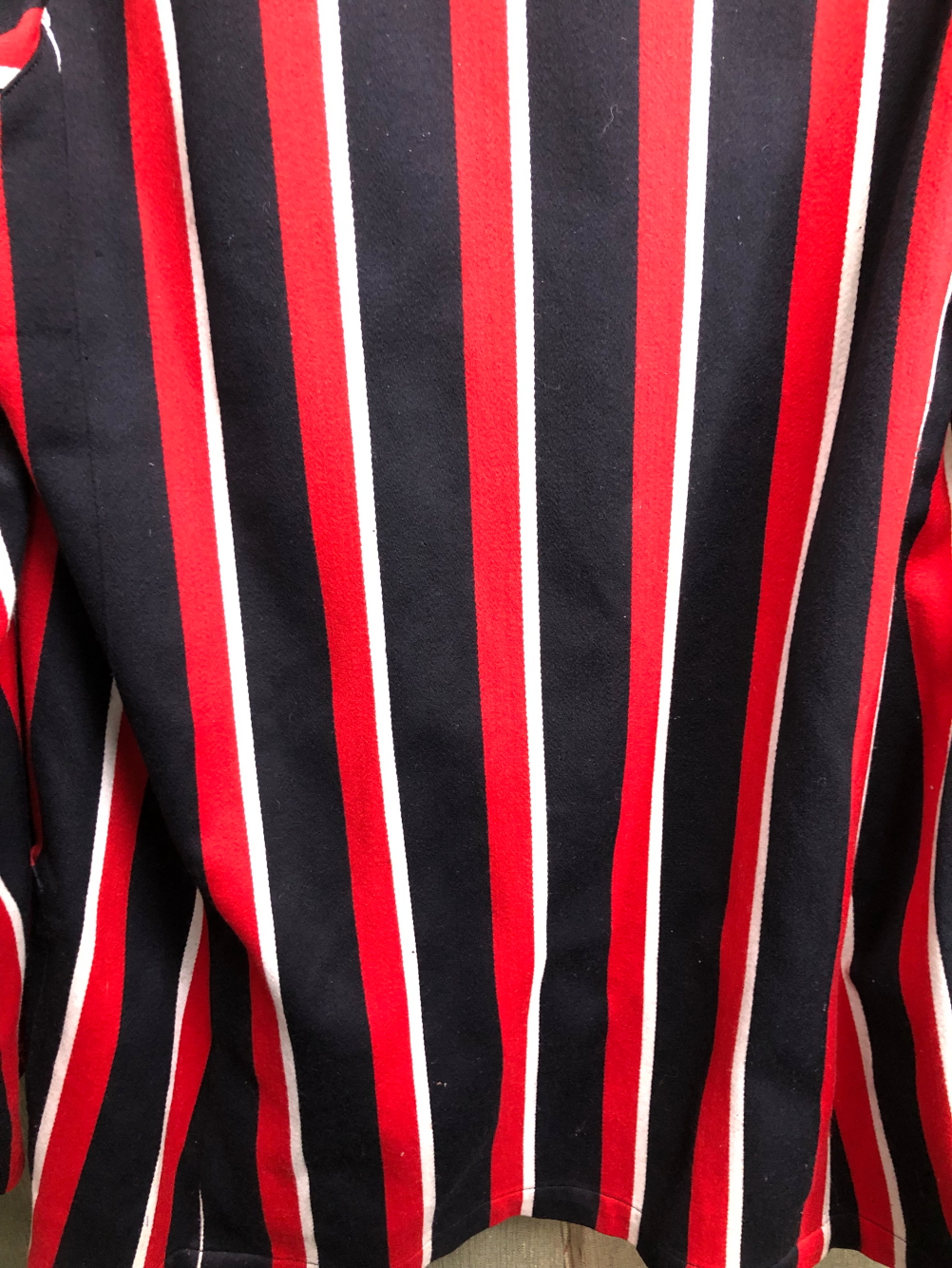 BLAZER. A MANS RED, BLACK AND WHITE BOATING BLAZER WITH ARMORIAL ON THE POCKET. PIT TO PIT 46cms, - Image 9 of 10