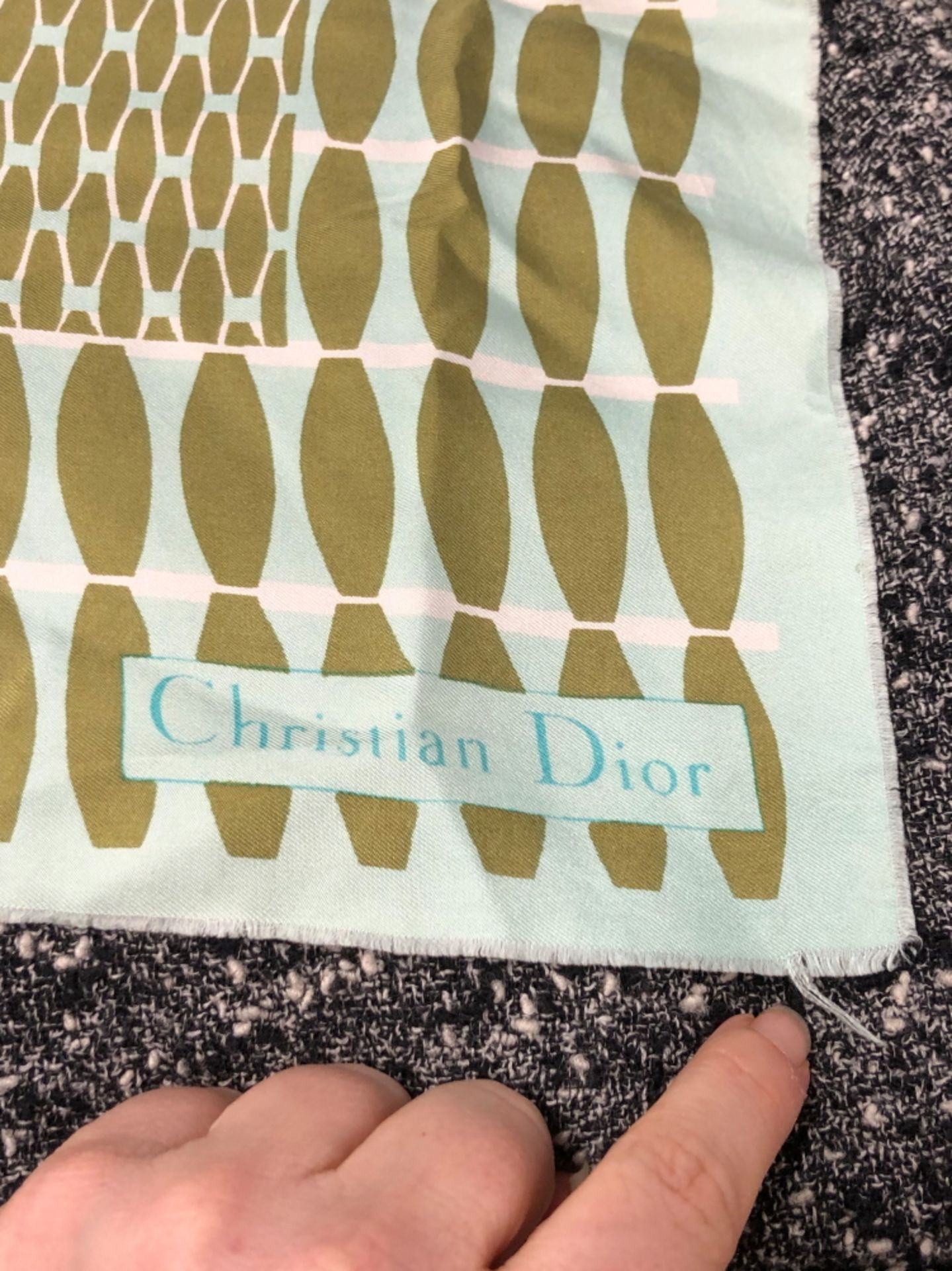 SCARF. CHRISTIAN DIOR OLIVE AND MINT SILK SCARF. 76 x 76 cm - Bild 4 aus 11