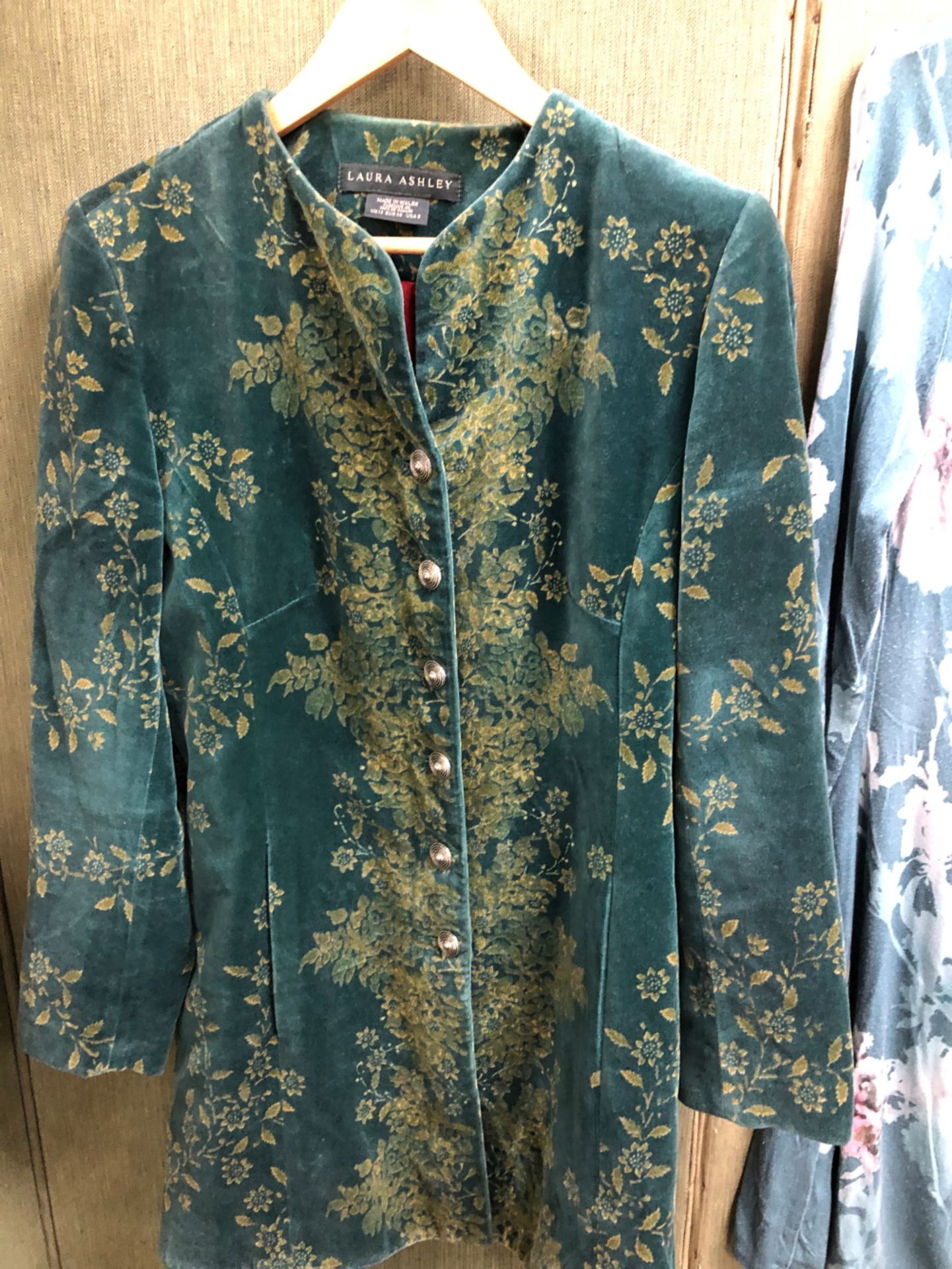 A LAURA ASHLEY GREEN JACKET WITH FLORAL DESIGN UK SIZE 12, TOGETHER WITH A LAURA ASHLEY FLORAL DRESS - Image 4 of 12