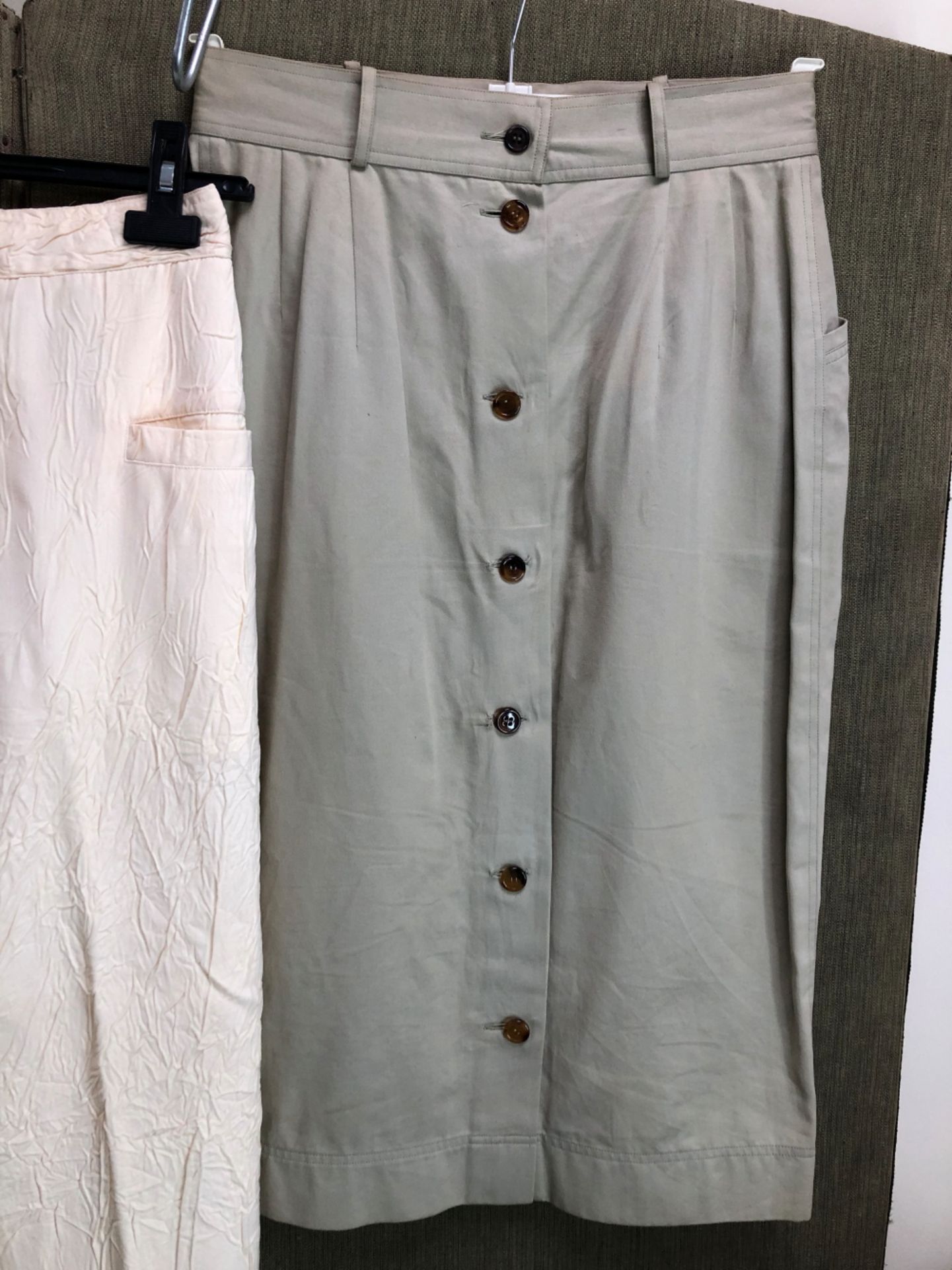 AN ISTANTE ITALY CREAM TROUSER SUIT SIZE 44, TOGETHER WITH A 100% COTTON SALVATORE FERRAGAMO - Image 4 of 13