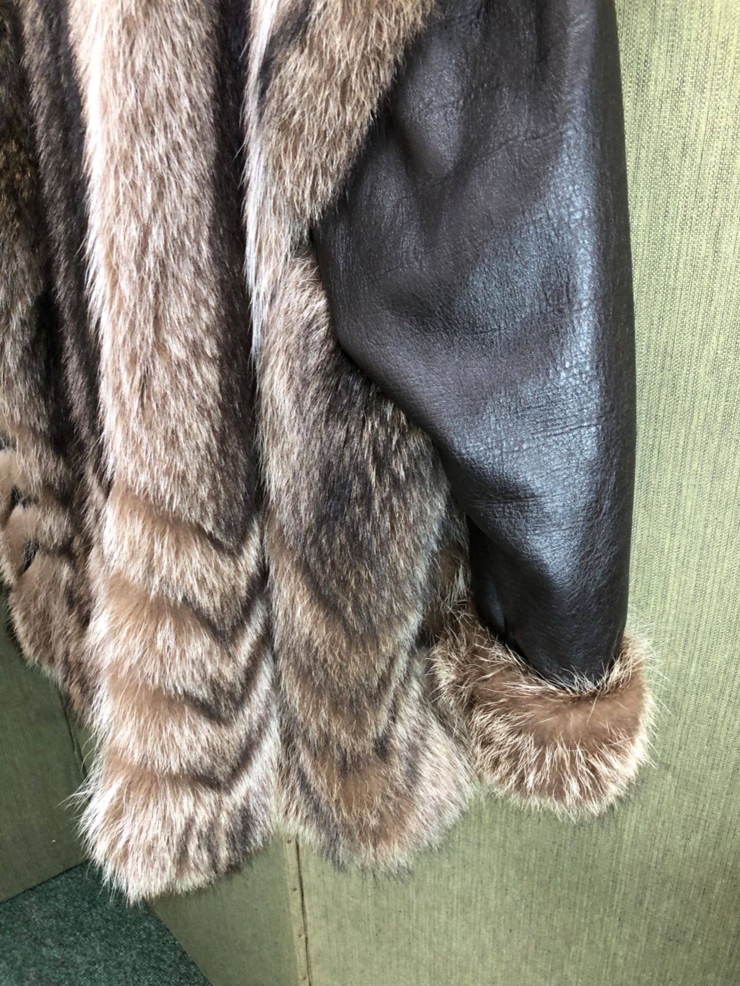 A LISBETH BUCHLER LONDON LADIES FUR AND LEATHER COAT. PIT TO PIT 52cm SHOULDER TO CUFF 59cm SHOULDER - Image 6 of 11