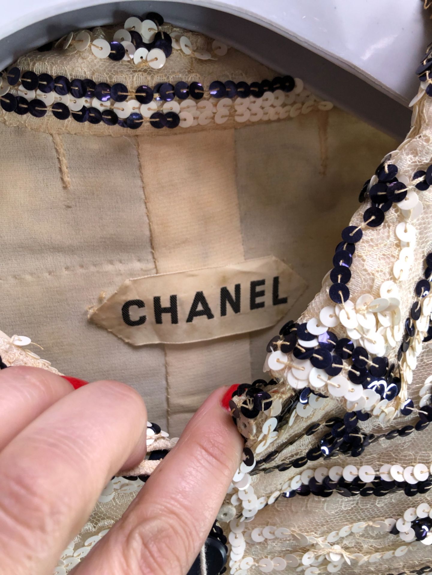 VINTAGE 1970's CHANEL HAUTE COUTURE EMBELLISHED SILK NAVY AND CREAM JACKET. PIT TO PIT 44.5cm - Image 4 of 31