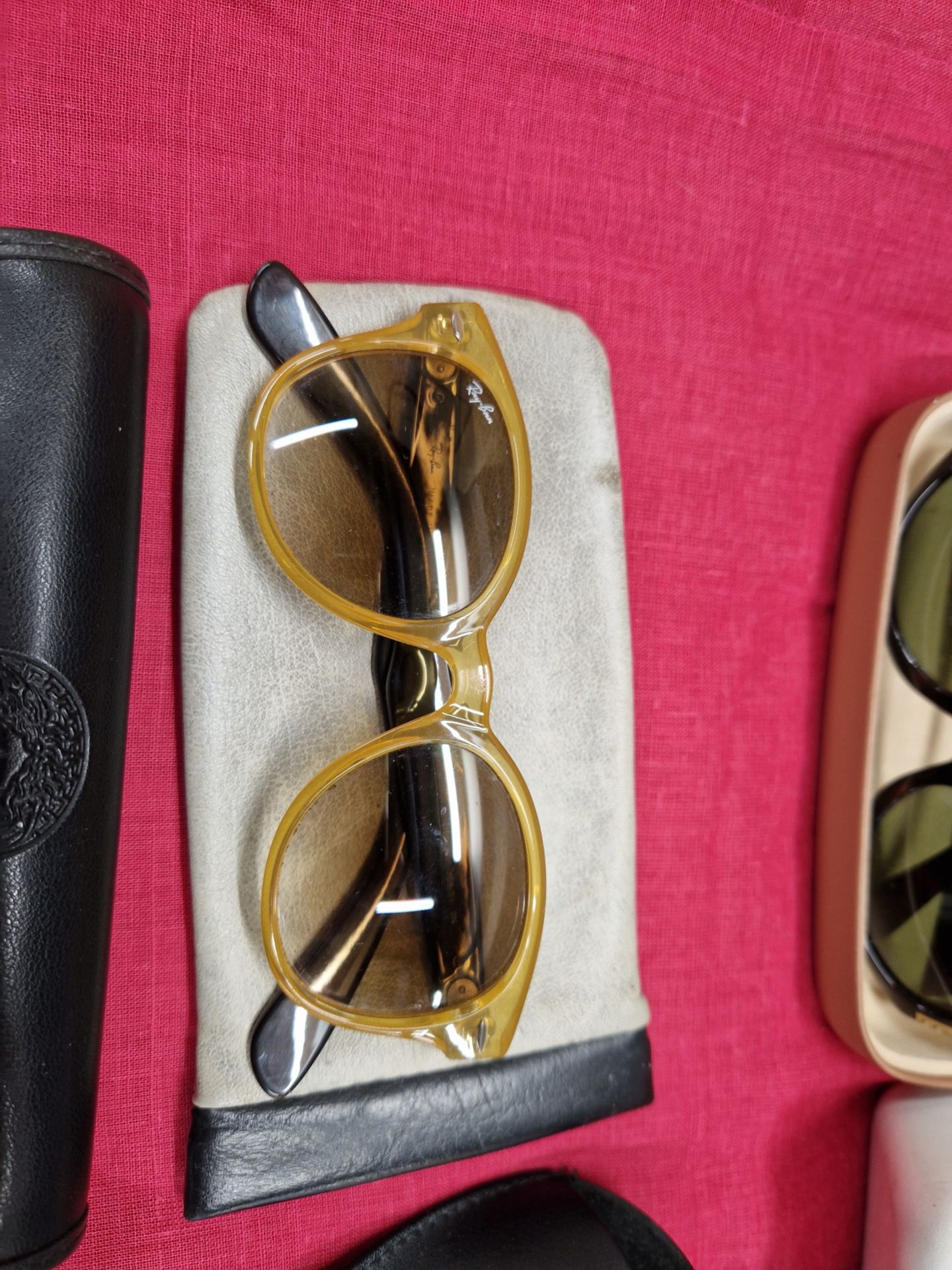 SUNGLASSES. A COLLECTION OF VARIOUS SUNGLASSES AND A MIXTURE OF VARIOUS CASES (NOT MATCHED) - Image 3 of 8