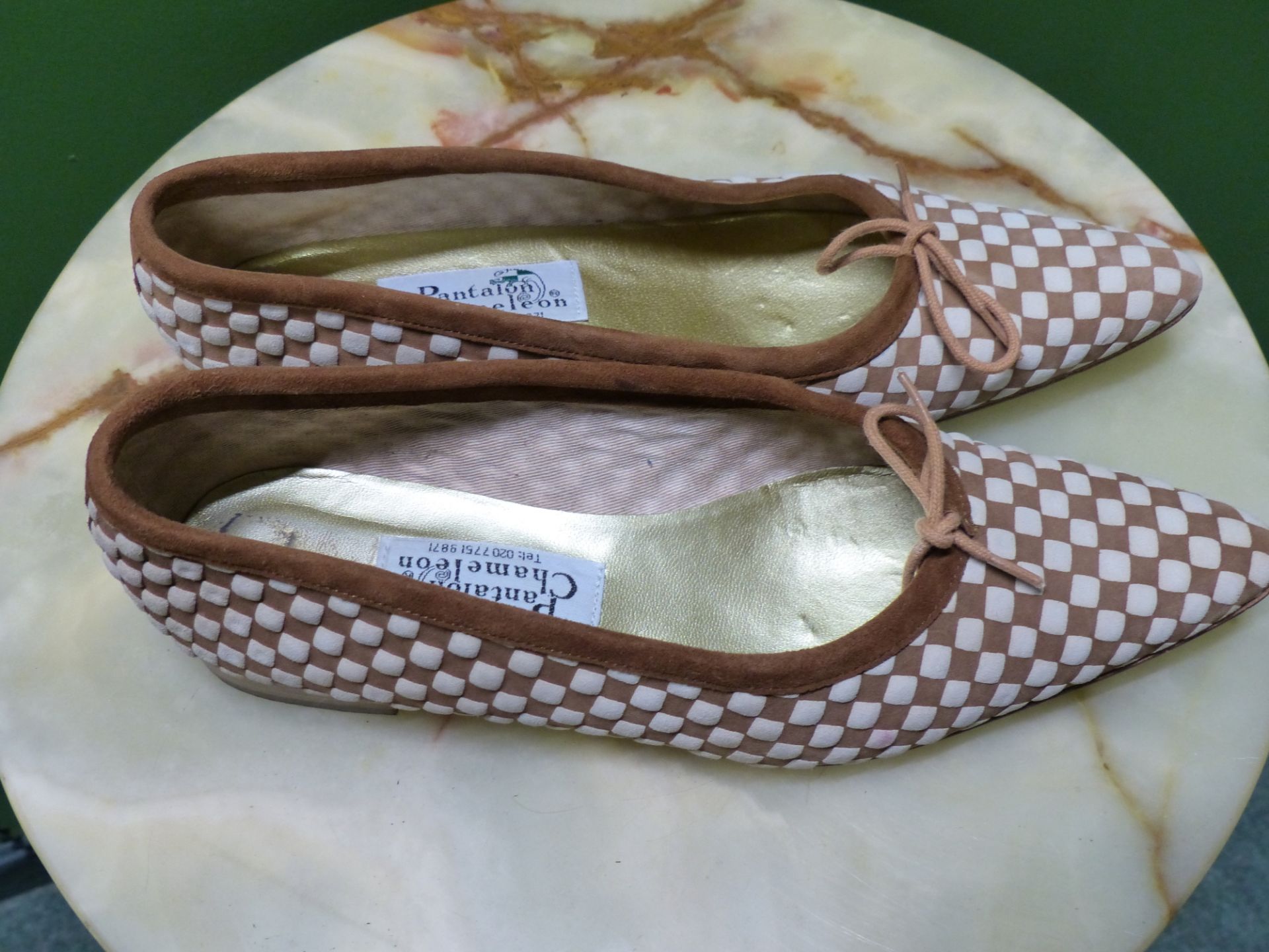 SHOES. TWO PAIRS PANTALON CHAMELEON FRENCH SIZE EUR 40 TAN AND BEIGE SUEDE SLIP ON'S, AND CREAM - Image 2 of 9