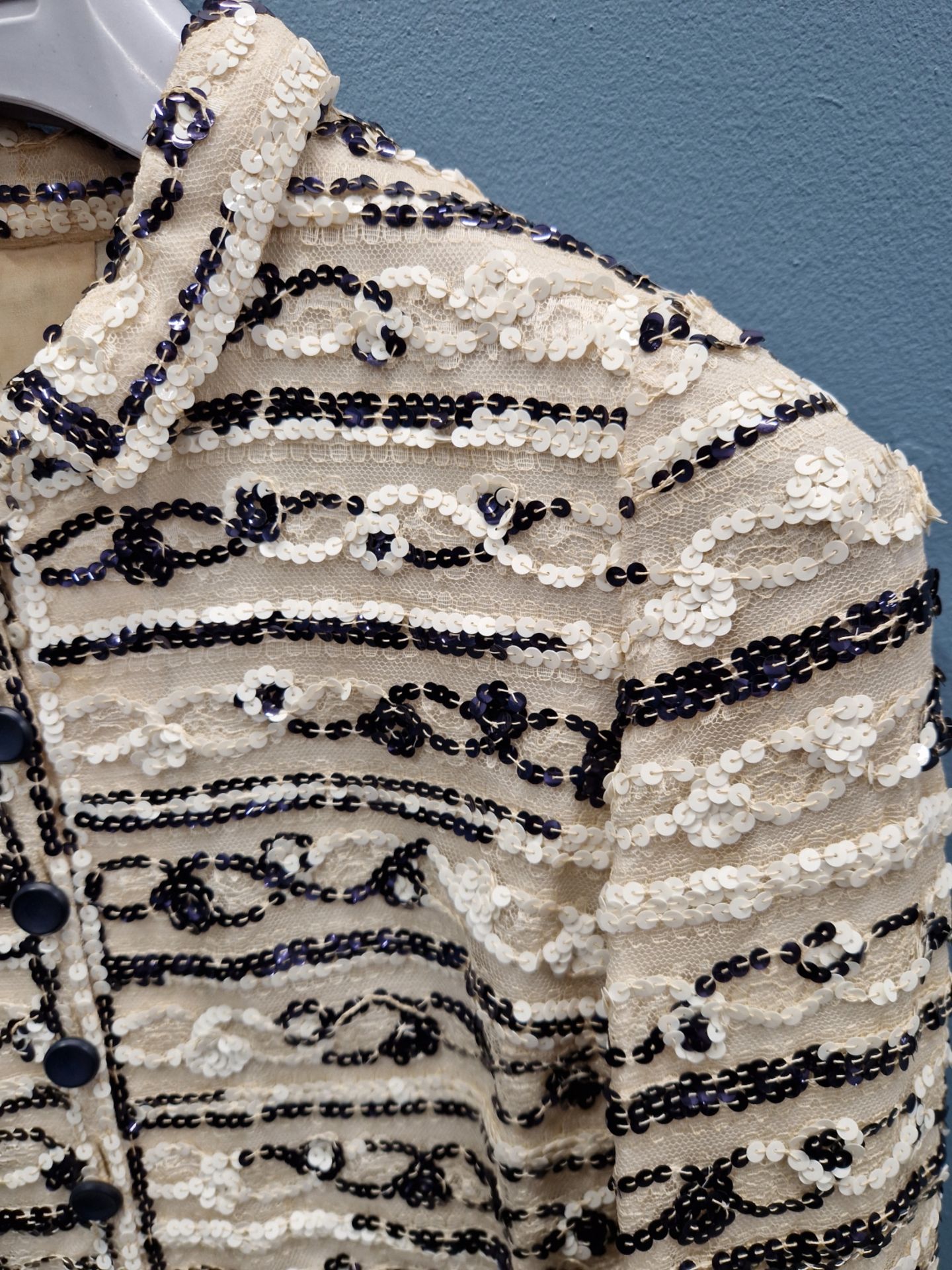 VINTAGE 1970's CHANEL HAUTE COUTURE EMBELLISHED SILK NAVY AND CREAM JACKET. PIT TO PIT 44.5cm - Image 17 of 31