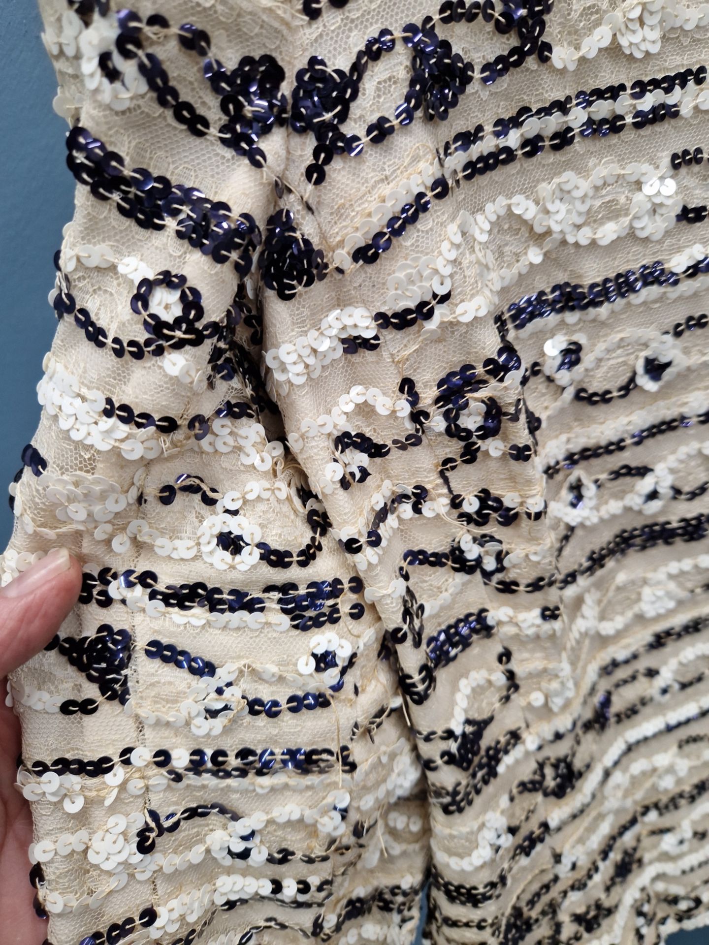 VINTAGE 1970's CHANEL HAUTE COUTURE EMBELLISHED SILK NAVY AND CREAM JACKET. PIT TO PIT 44.5cm - Image 15 of 31