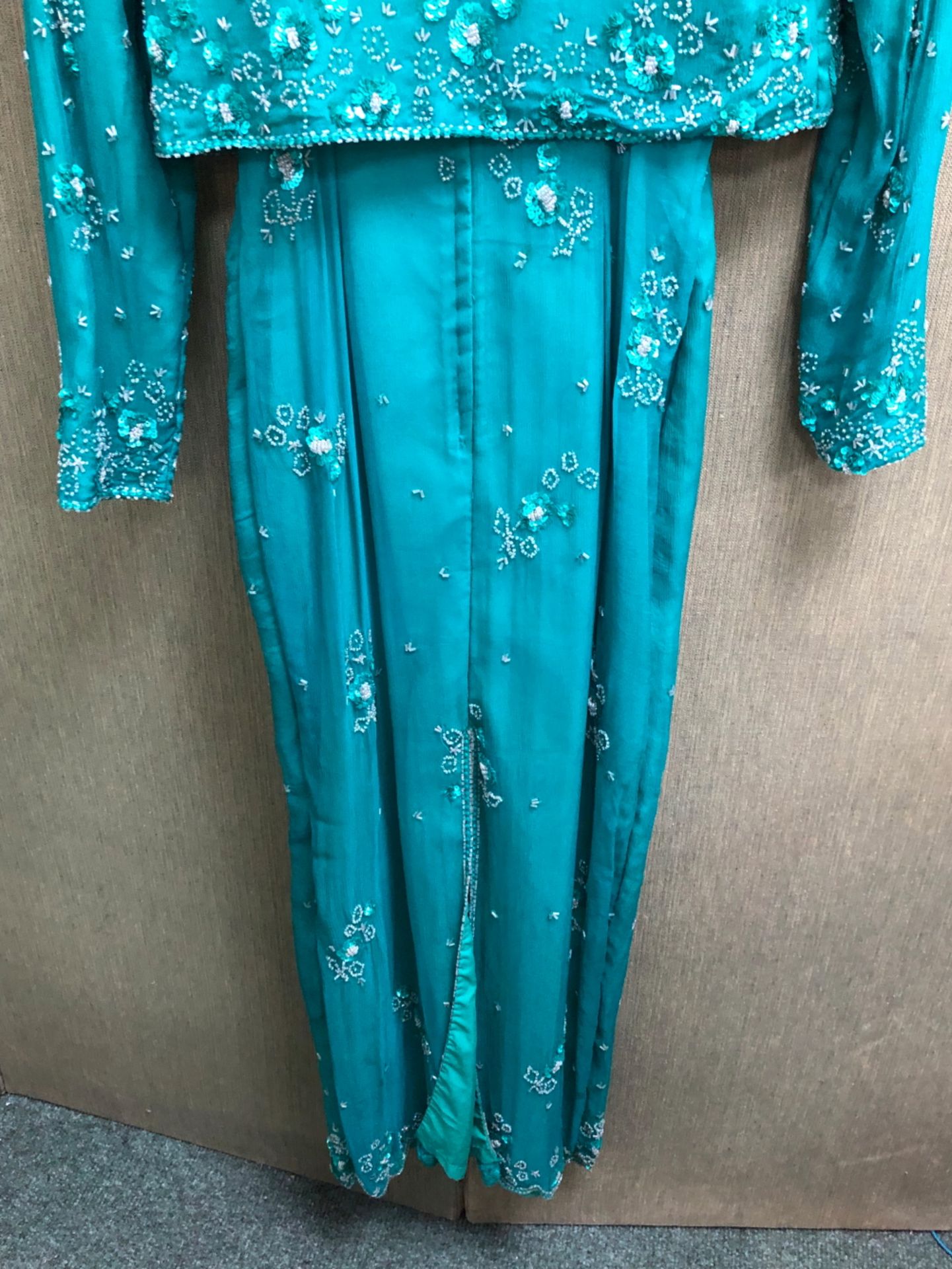 A MONSOON TWILIGHT GREEN SEQUIN DETAIL DRESS AND MATCHING JACKET UK SIZE 10 - Image 9 of 11