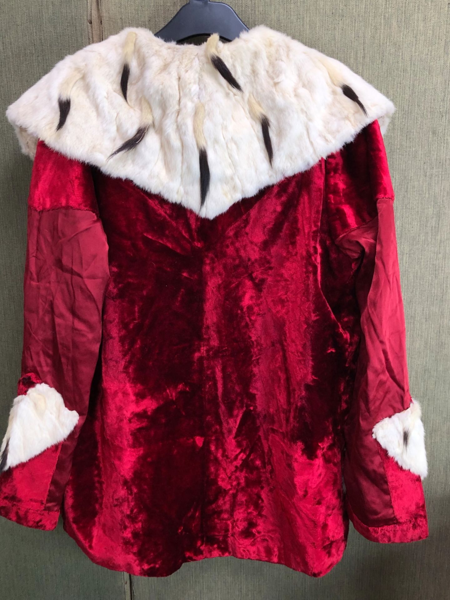 IRA LONDON, AN ERMINE FUR COLLARED RED VELVET JACKET WITH MATCHING SCARF AND MUFF, TOGETHER WITH A - Bild 13 aus 20