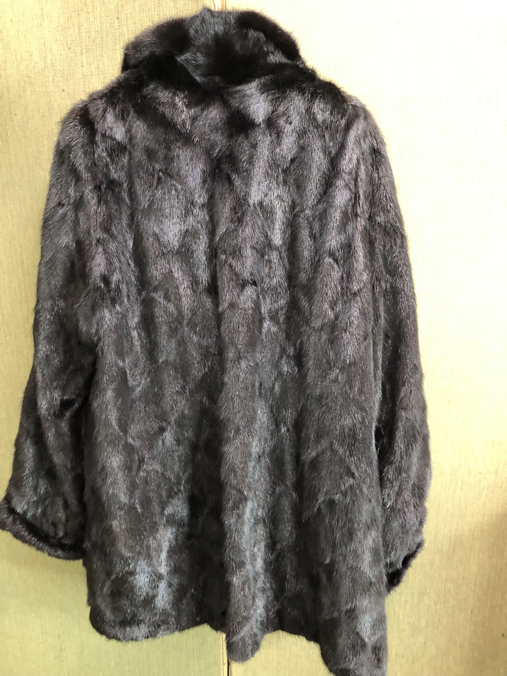 A BLACK FUR LADIES COAT SHOULDER TO CUFF 72cm, SHOULDER TO HEM 89cm PIT TO PIT 66cm. - Image 10 of 11