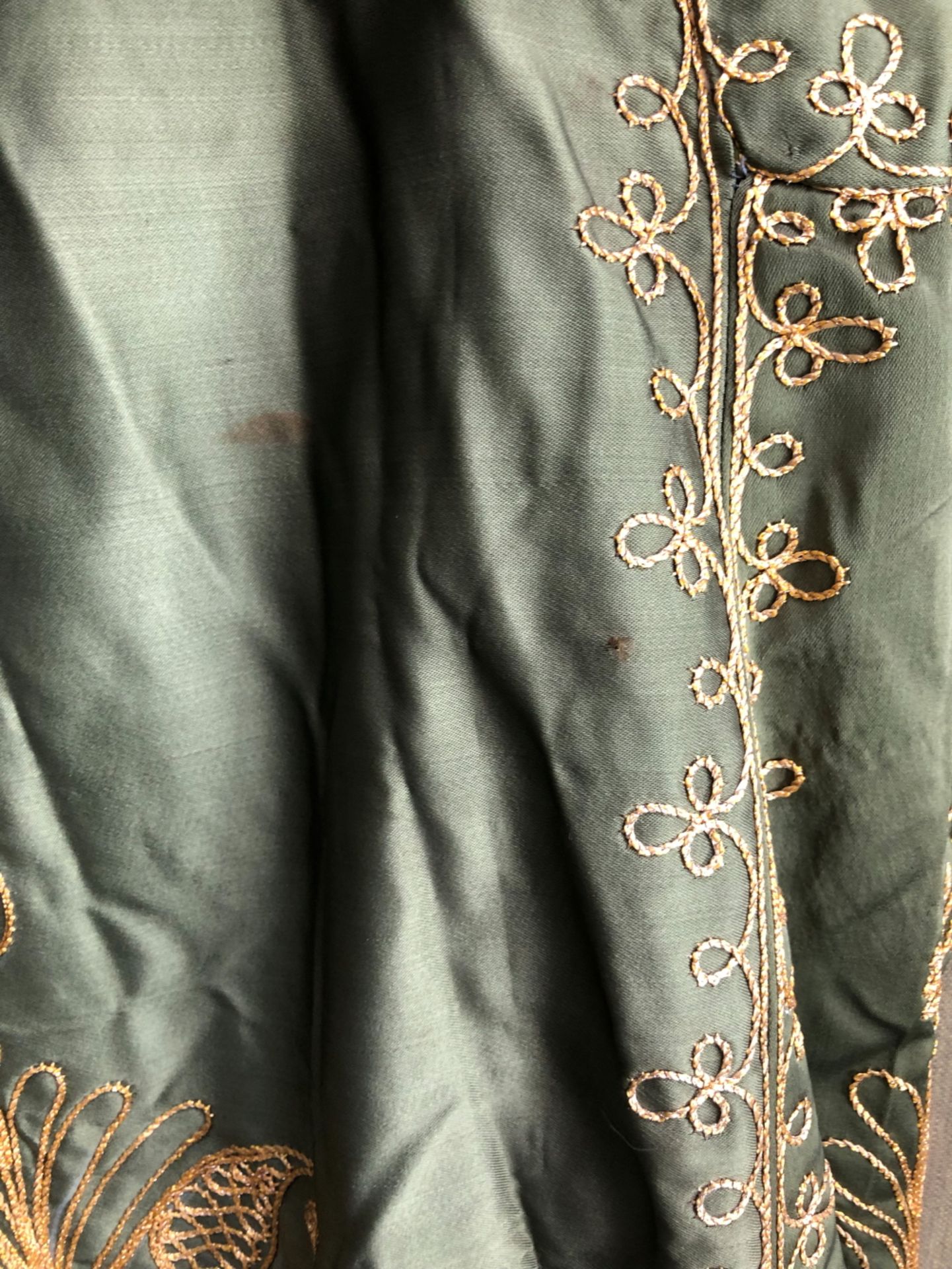 JACKET, AN INDIAN GREEN SILK JACKET EMBROIDERED IN GOLD THREAD, SLEEVE LENGTH 48cms, NECK TO HEM - Image 8 of 10