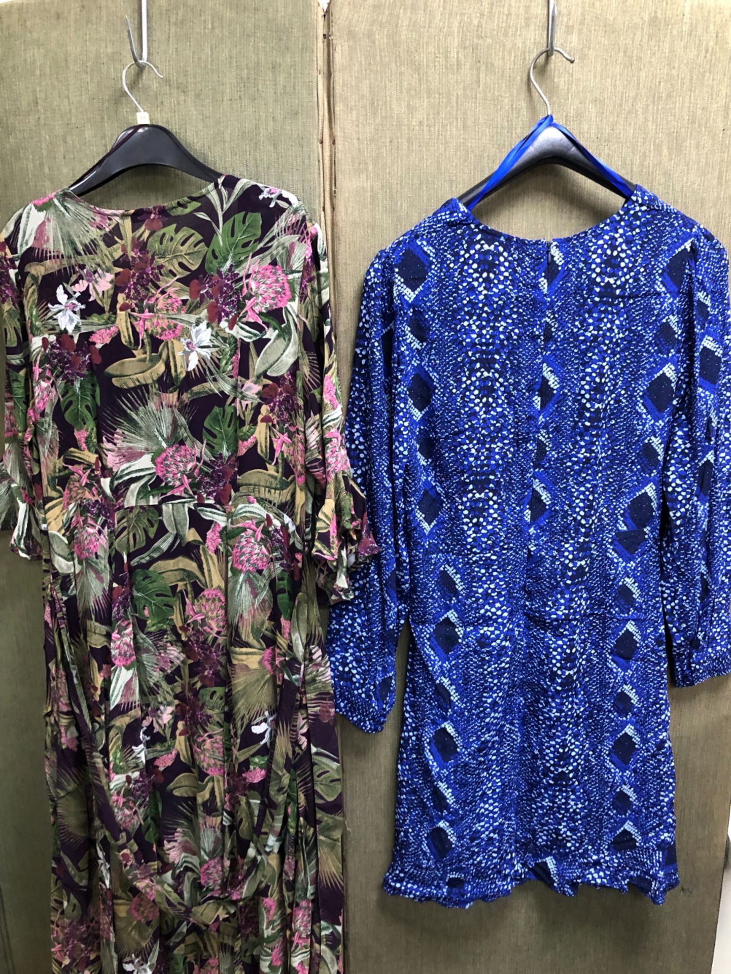 TWO M&S DRESSES, ONE GREEN FLORAL PRINT WITH CAMI UNDER DRESS SIZE UK 12, AND A SHORTER BLUE - Bild 10 aus 10