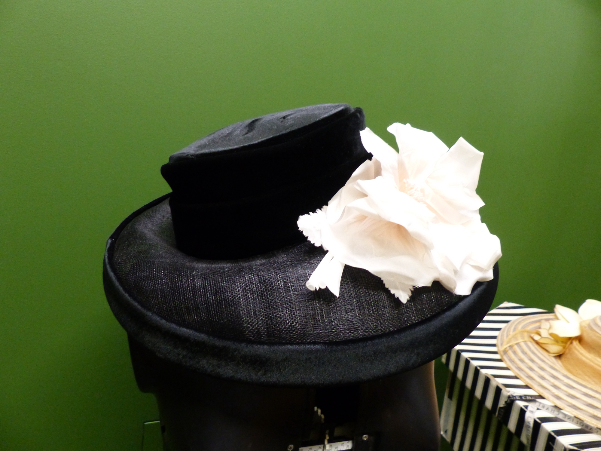 HATS. THREE LADIES HATS. WHITELEY MADE IN ENGLAND AND TWO OTHERS. - Image 8 of 12