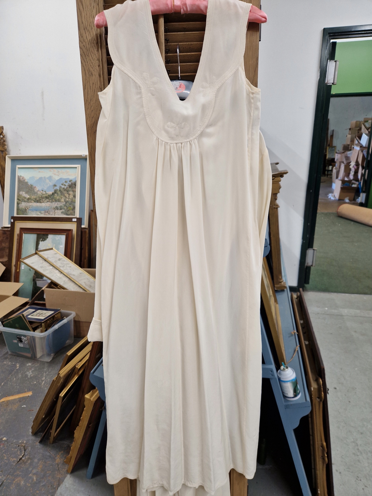 TWO TUTTABANKEM SILK NIGHT SETS TO INCLUDE A CREAM NIGHTIE AND DRESSING GOWN SIZE LARGE, AND A BLACK - Image 5 of 7