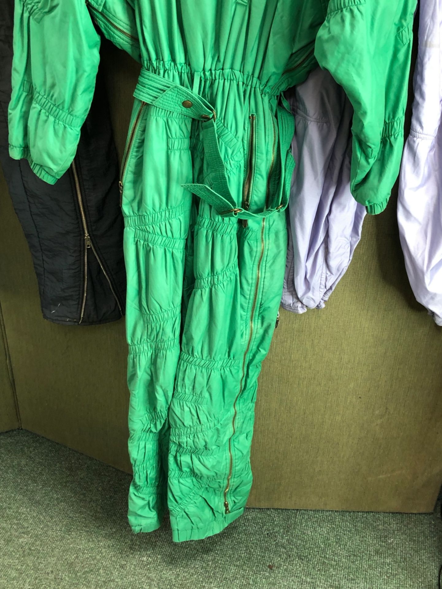 SKI WEAR. A HEAD BRANDED GREEN SKI SUIT, SIZE 38R, ELLESSE TROUSERS AND MATCHING TOP FRENCH SIZE - Image 21 of 22