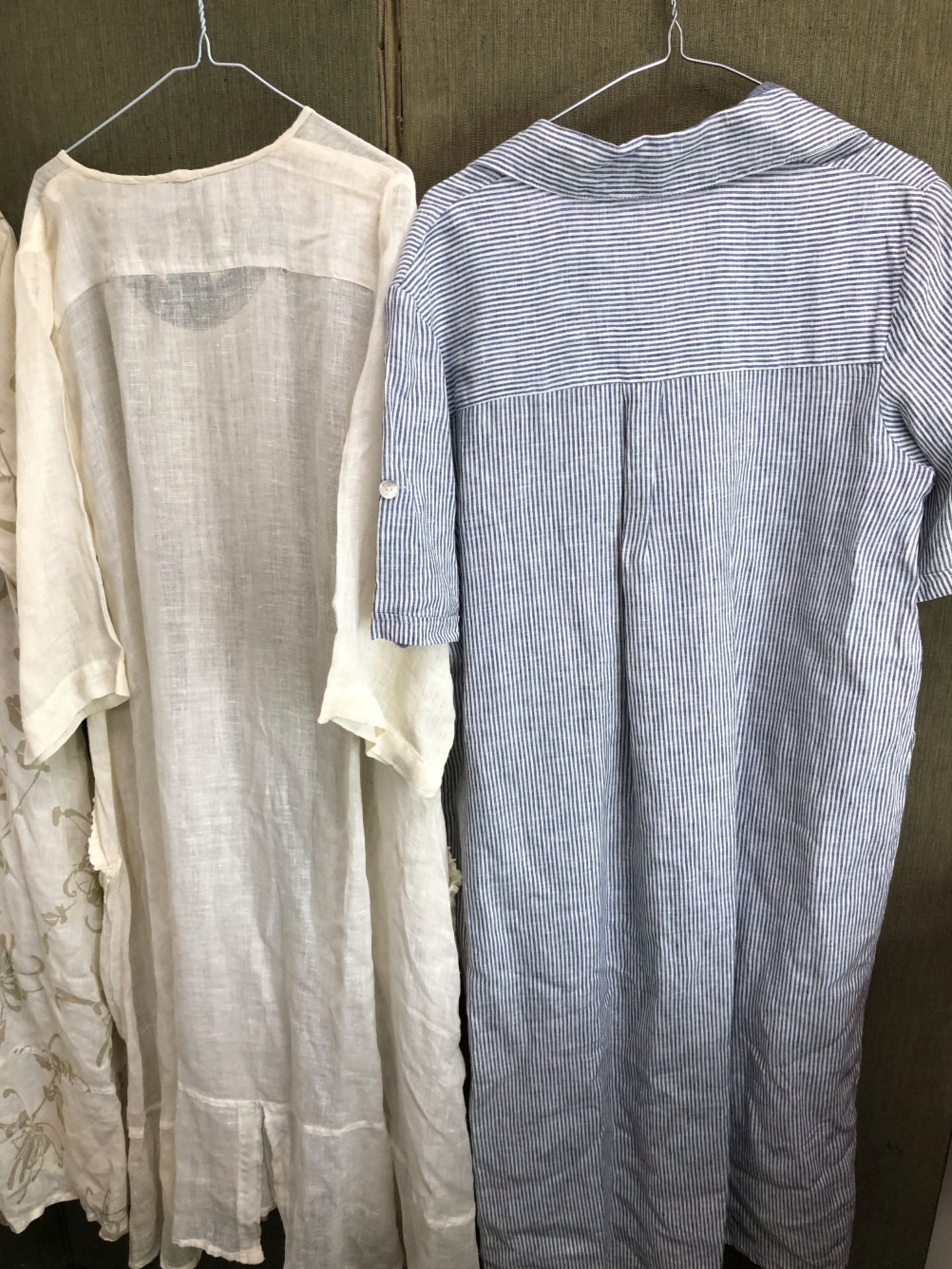 THREE LINEN SUMMER DRESSES, BY PUNO LINO A STRIPED SIZE MED, A CREAM WITH BEIGE FLOWERS AND A - Image 14 of 14