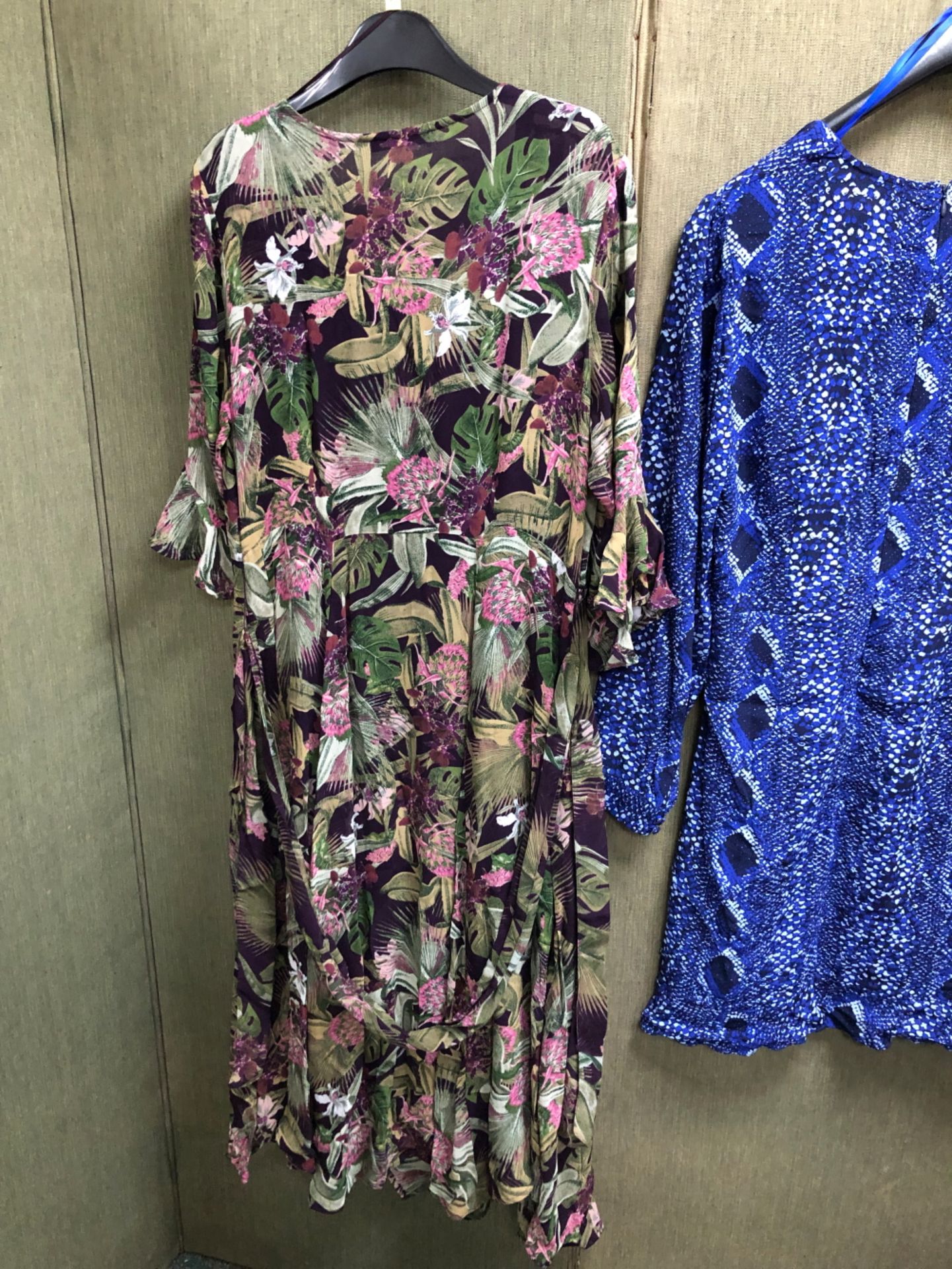 TWO M&S DRESSES, ONE GREEN FLORAL PRINT WITH CAMI UNDER DRESS SIZE UK 12, AND A SHORTER BLUE - Bild 9 aus 10