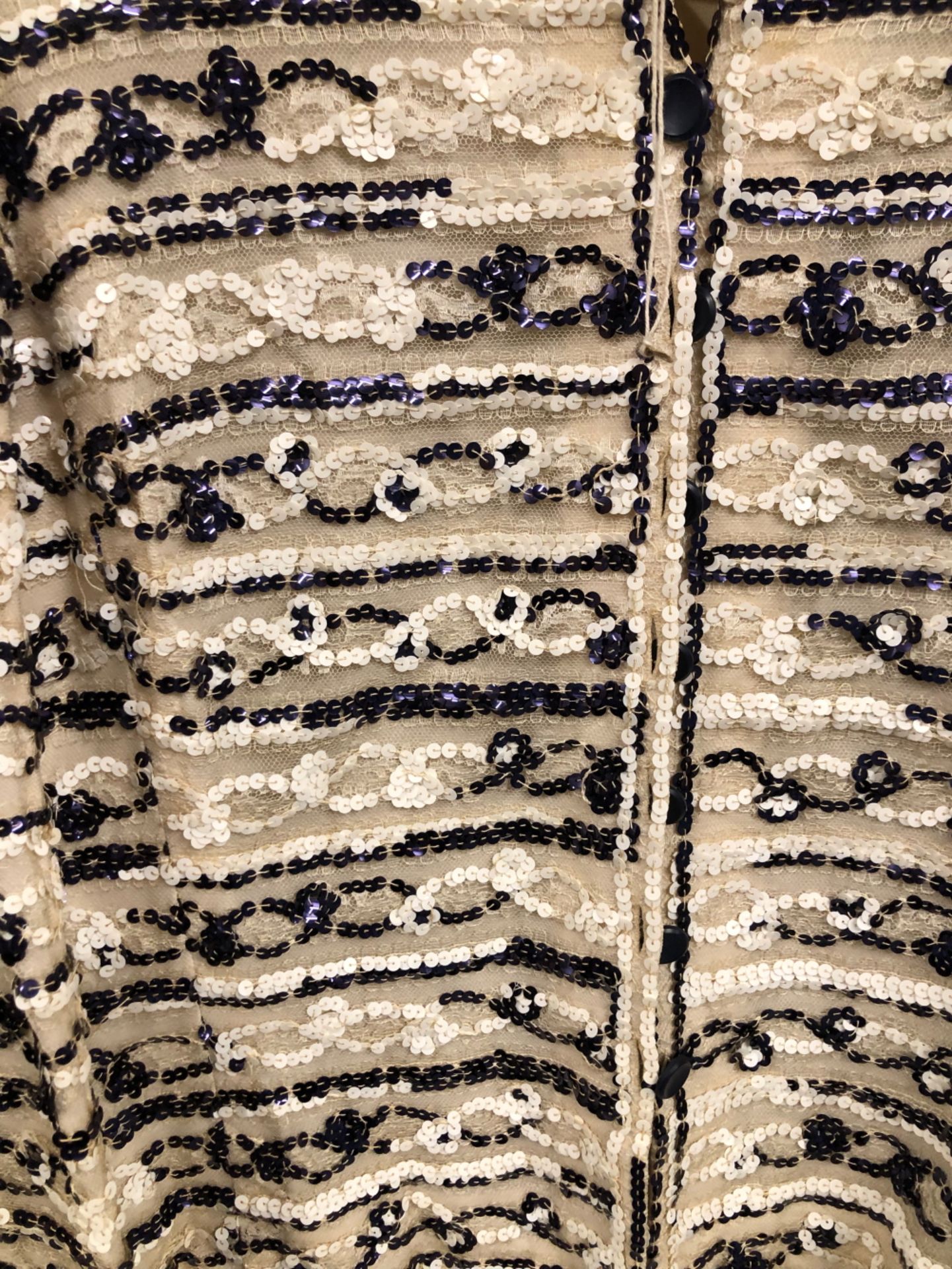 VINTAGE 1970's CHANEL HAUTE COUTURE EMBELLISHED SILK NAVY AND CREAM JACKET. PIT TO PIT 44.5cm - Image 21 of 31