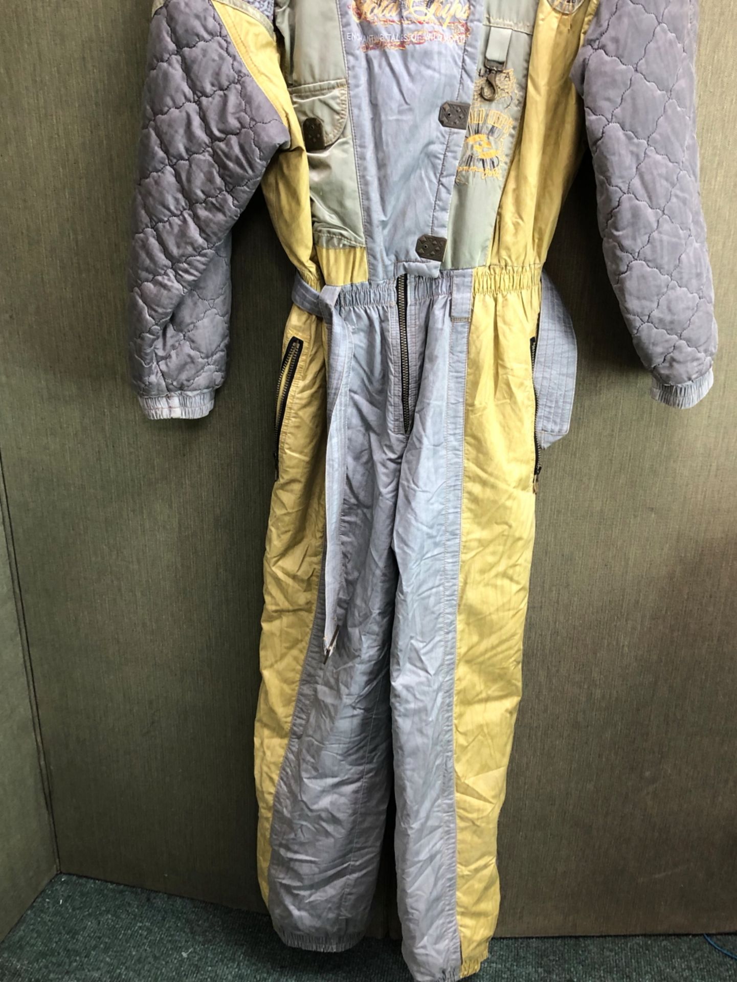 SKI SUIT. LEMMEN JOKI ENCHANTING TALES OF WILD NORTH GREY AND PALE MUSTARD SKI SUIT SIZE GB 10 - Bild 2 aus 10