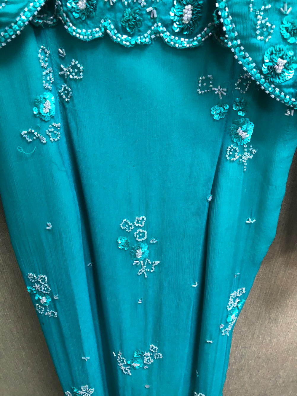 A MONSOON TWILIGHT GREEN SEQUIN DETAIL DRESS AND MATCHING JACKET UK SIZE 10 - Image 3 of 11