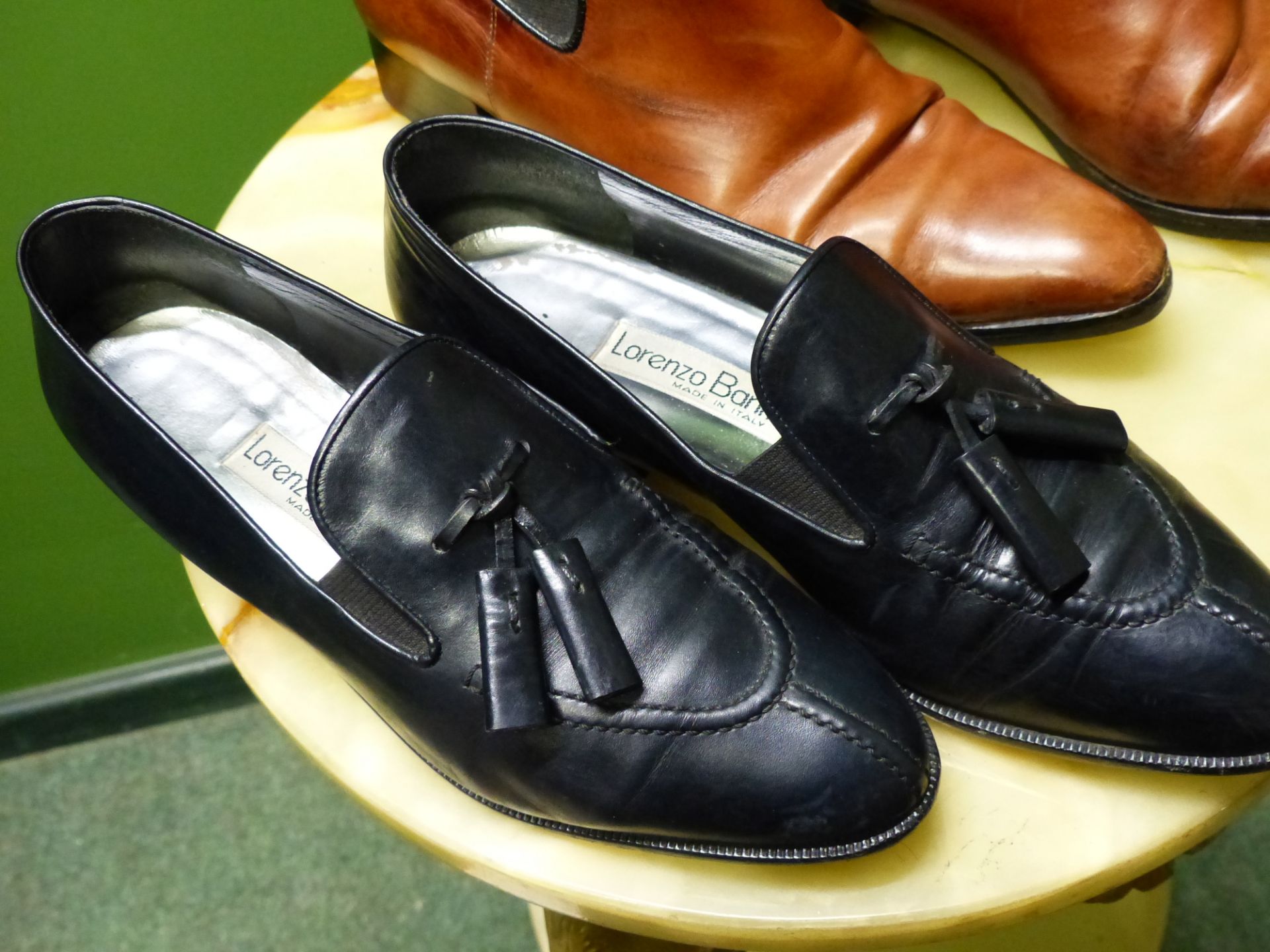 SHOES. LORENZO BANFI ITALY BLACK LEATHER COURT SHOES EUR SIZE 39.5. TOGETHER WITH BROWN BOOTS SIZE - Image 2 of 10