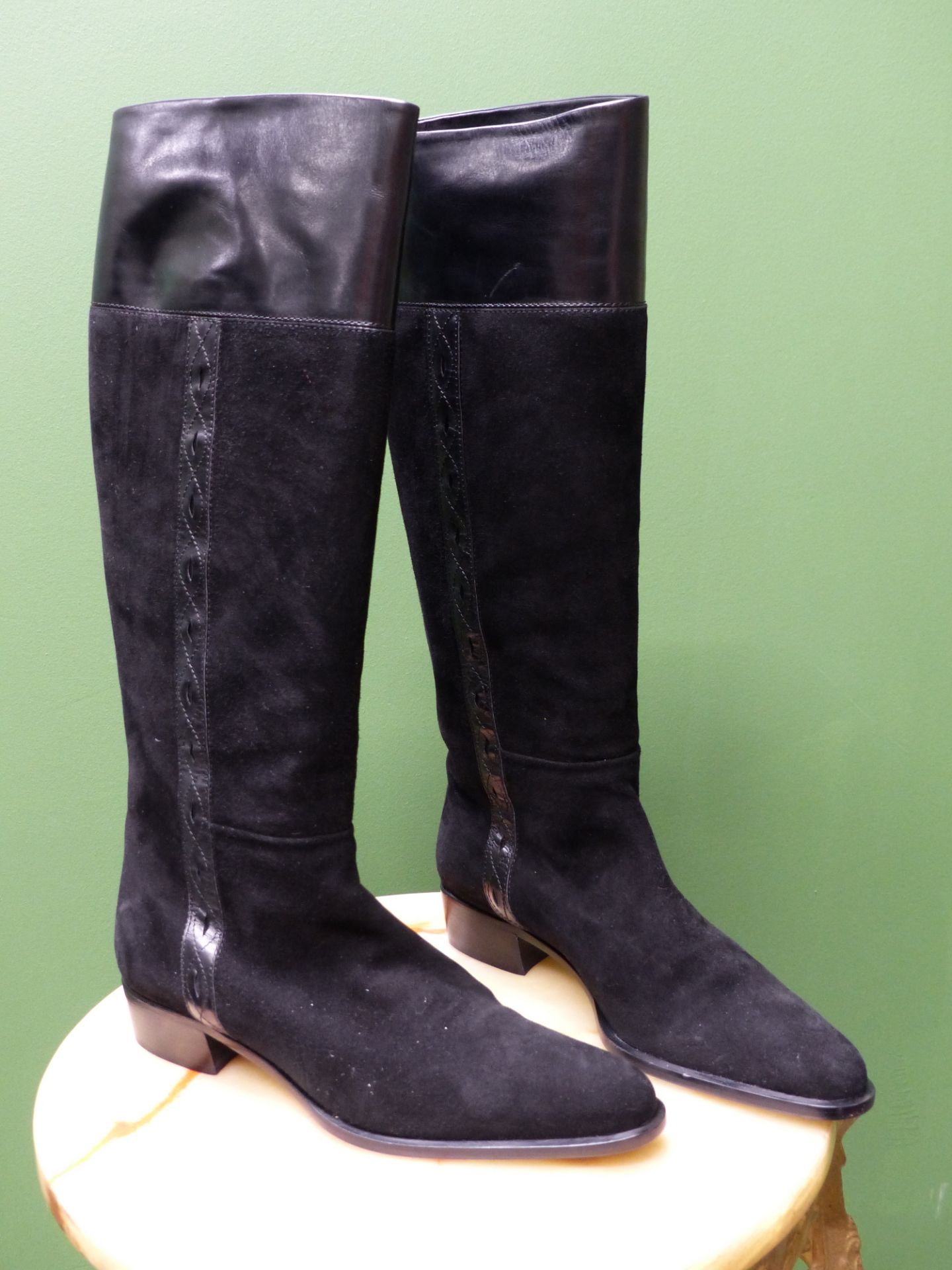BOOTS. LORENZO BANFI MILANO. KNEE HIGH SUEDE AND LEATHER BLACK BOOTS. SIZE EUR 39.5. - Image 2 of 6