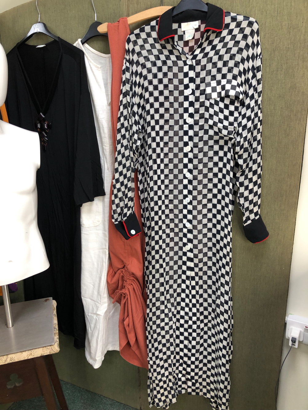 A GOTTEX BLACK AND WHITE CHECK LONG SLEEVED SHEER DRESS SIZE SMALL AND A LA PERLA SIZE 44 BLACK - Bild 5 aus 25