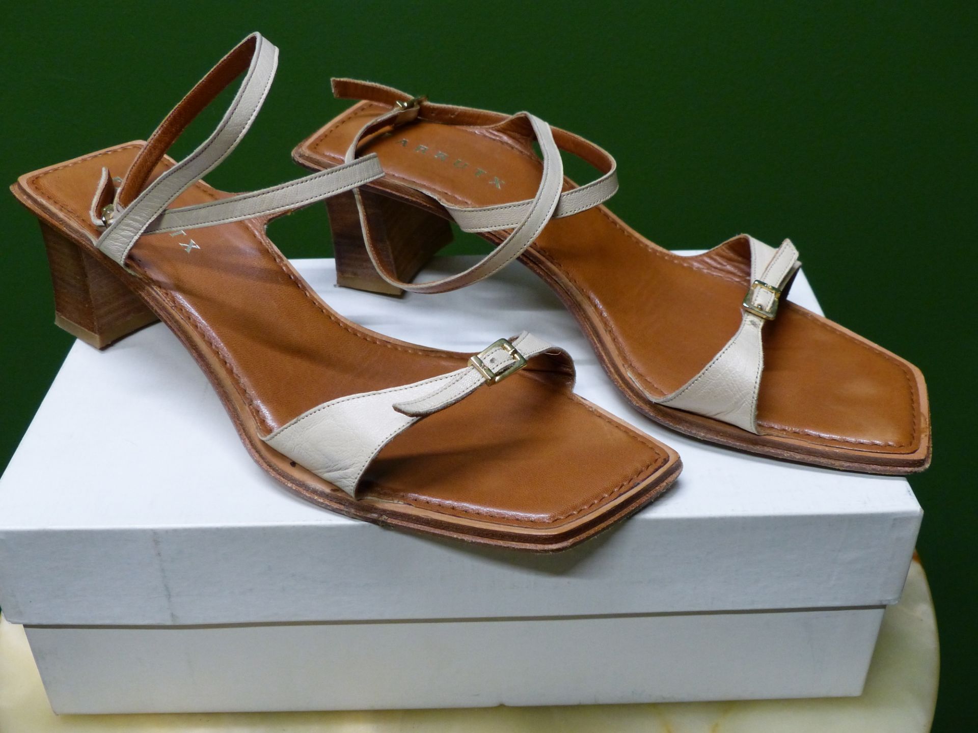 SHOES. FARRUTX SPANISH BEIGE LEATHER BUCKLED HEALED SANDAL EUR 40 HEAL HEIGHT 5cm