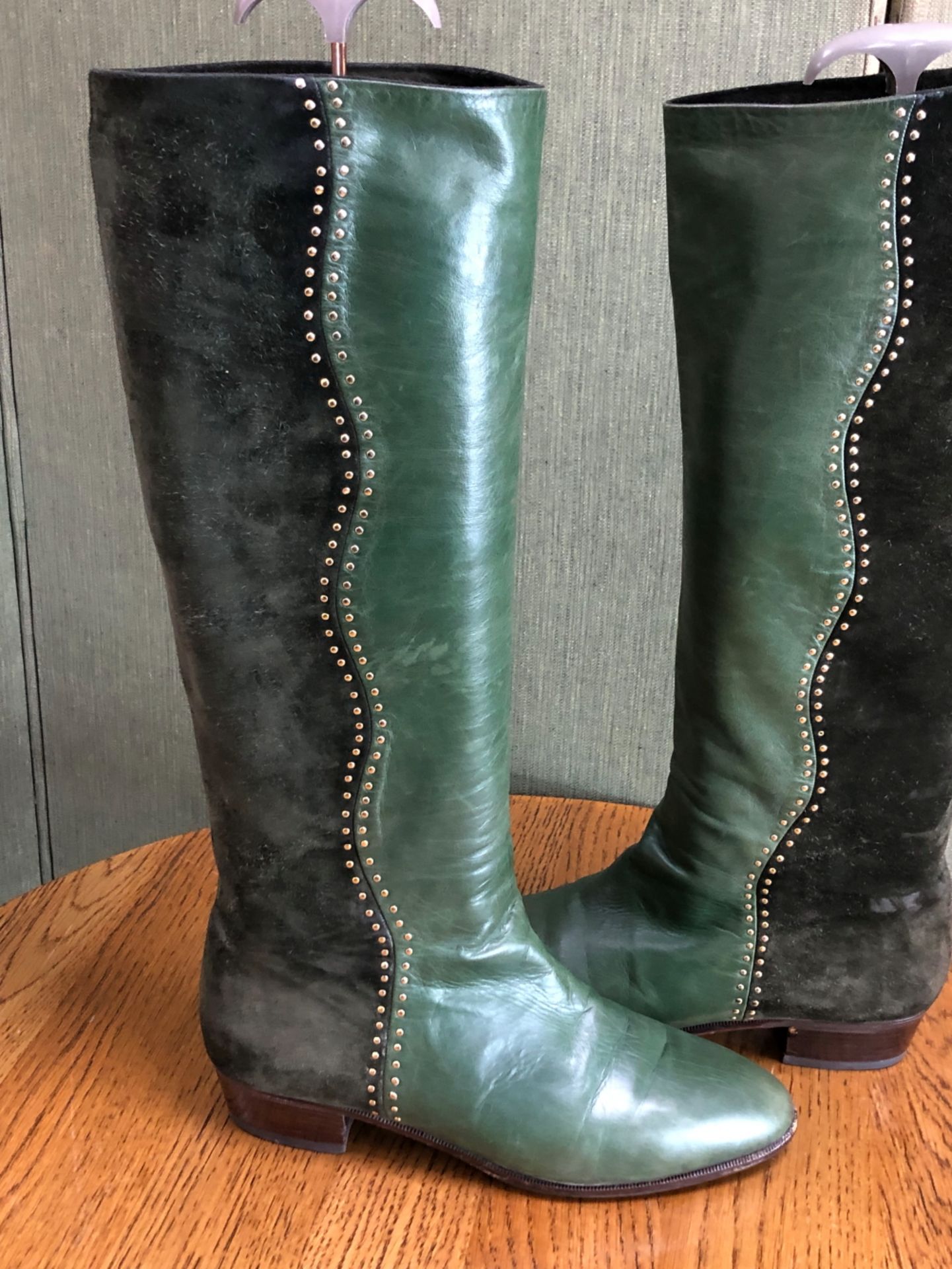 BOOTS: A PAIR OF BRUNO MAGLI GREEN LEATHER AND SUEDE BOOTS SIZE EU 39 - Image 2 of 9