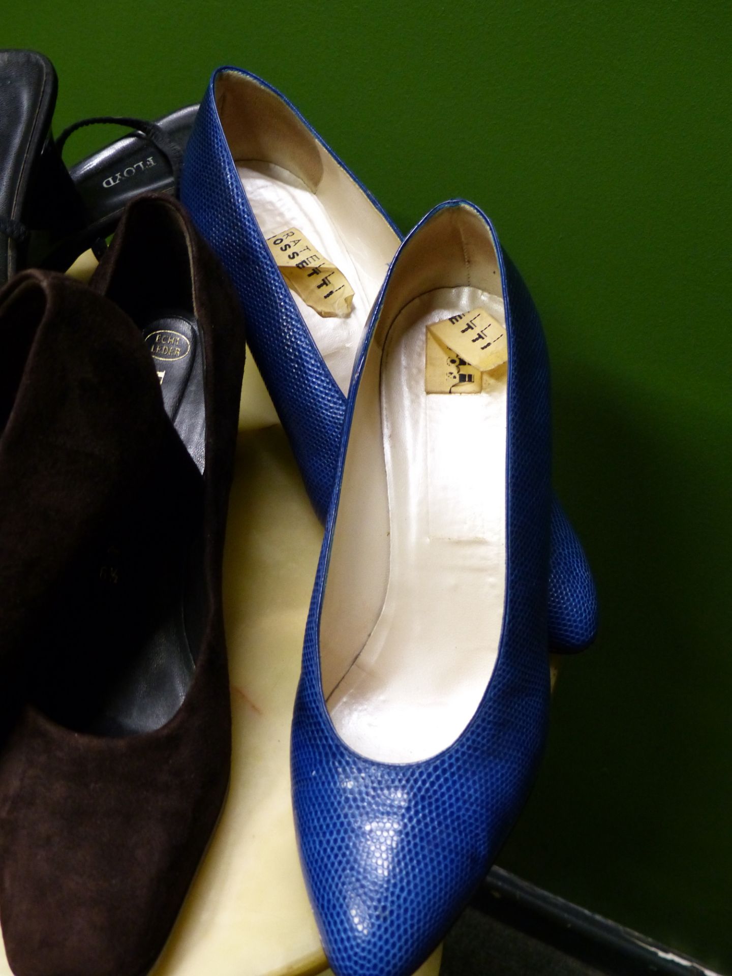 SHOES. FRATELL ROSSETTI BLUE CROC STYLE EUR SIZE 39.5, TOGETHER WITH PETER KAISER CAFE SUEDE UK SIZE - Image 4 of 12