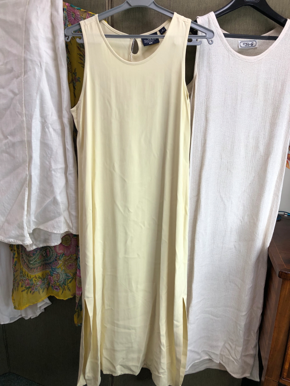 LADIES DRESSES TO INCLUDE, LAPERLA SIZE 44 BAHAMA CRUISE MEDIUM, ROBINA SIZE 46, A GREEN LINEN - Image 6 of 25