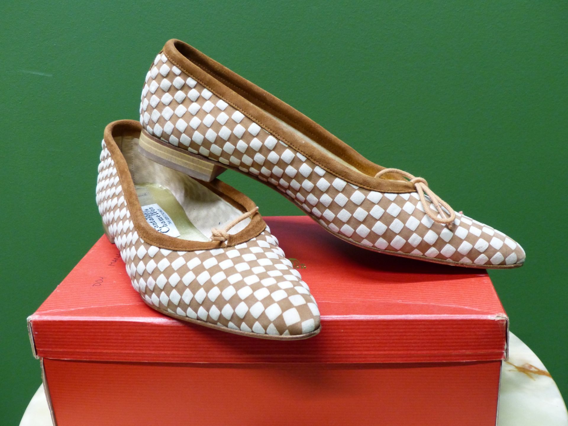 SHOES. TWO PAIRS PANTALON CHAMELEON FRENCH SIZE EUR 40 TAN AND BEIGE SUEDE SLIP ON'S, AND CREAM - Image 6 of 9
