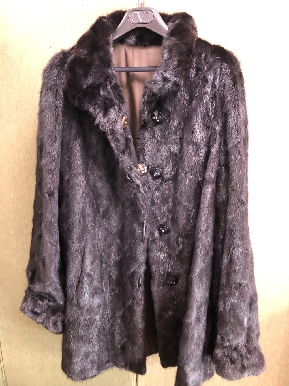 A BLACK FUR LADIES COAT SHOULDER TO CUFF 72cm, SHOULDER TO HEM 89cm PIT TO PIT 66cm.