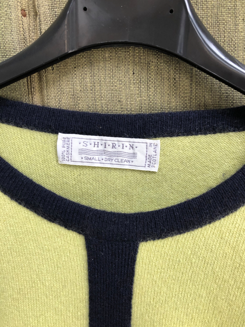 A CASHMERE AND LAMBS WOOL NAVY JUMPER, A SHIRIN CASHMERE SCOTTISH COLOUR BLOCK JUMPER, A ROLI - Image 4 of 8