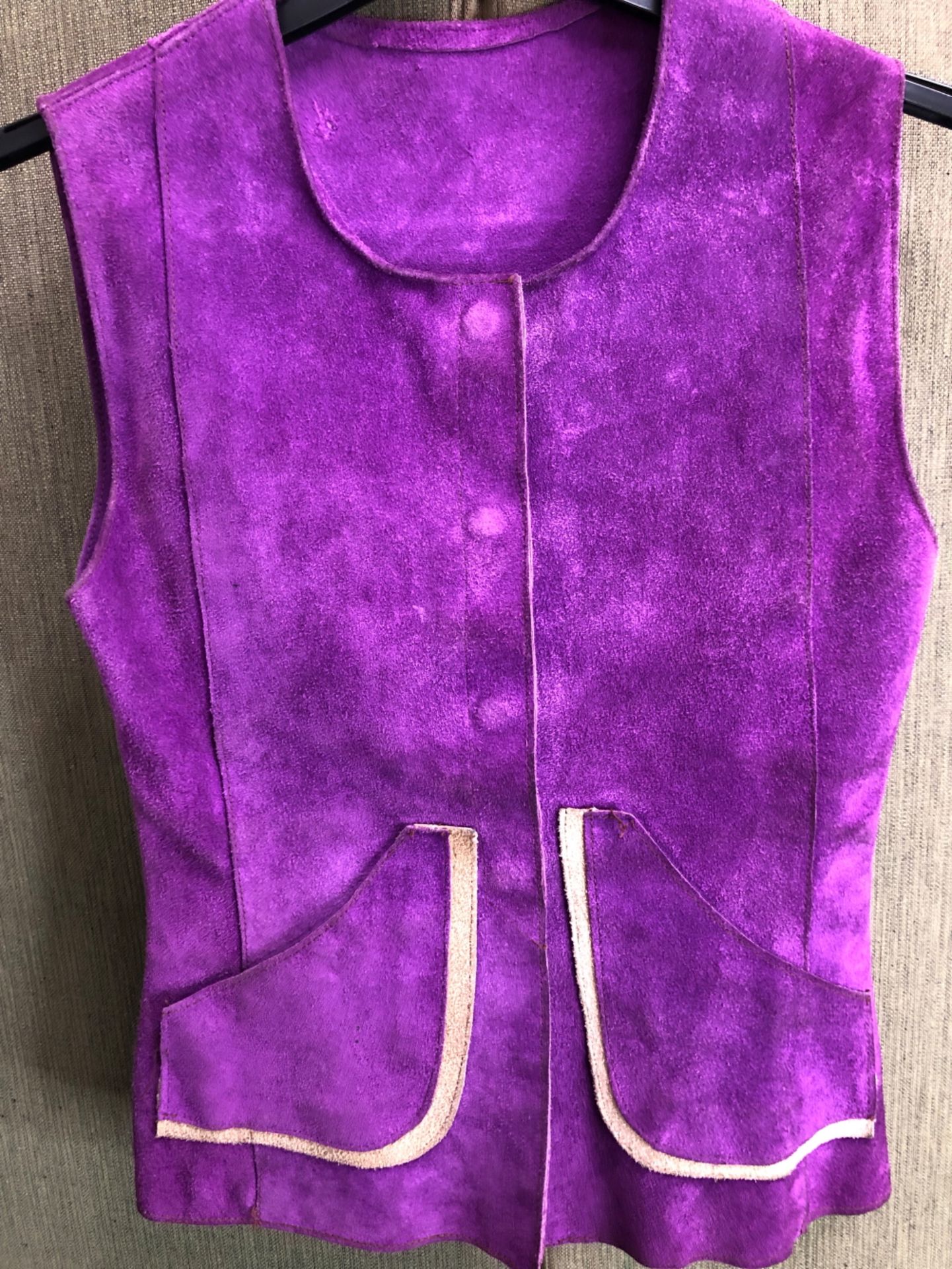 A SAPPHIRE SIZE 12 SILVER AND BLUE EVENING JACKET, TOGETHER WITH TWO WAISTCOATS, ONE PURPLE TAN - Bild 9 aus 13