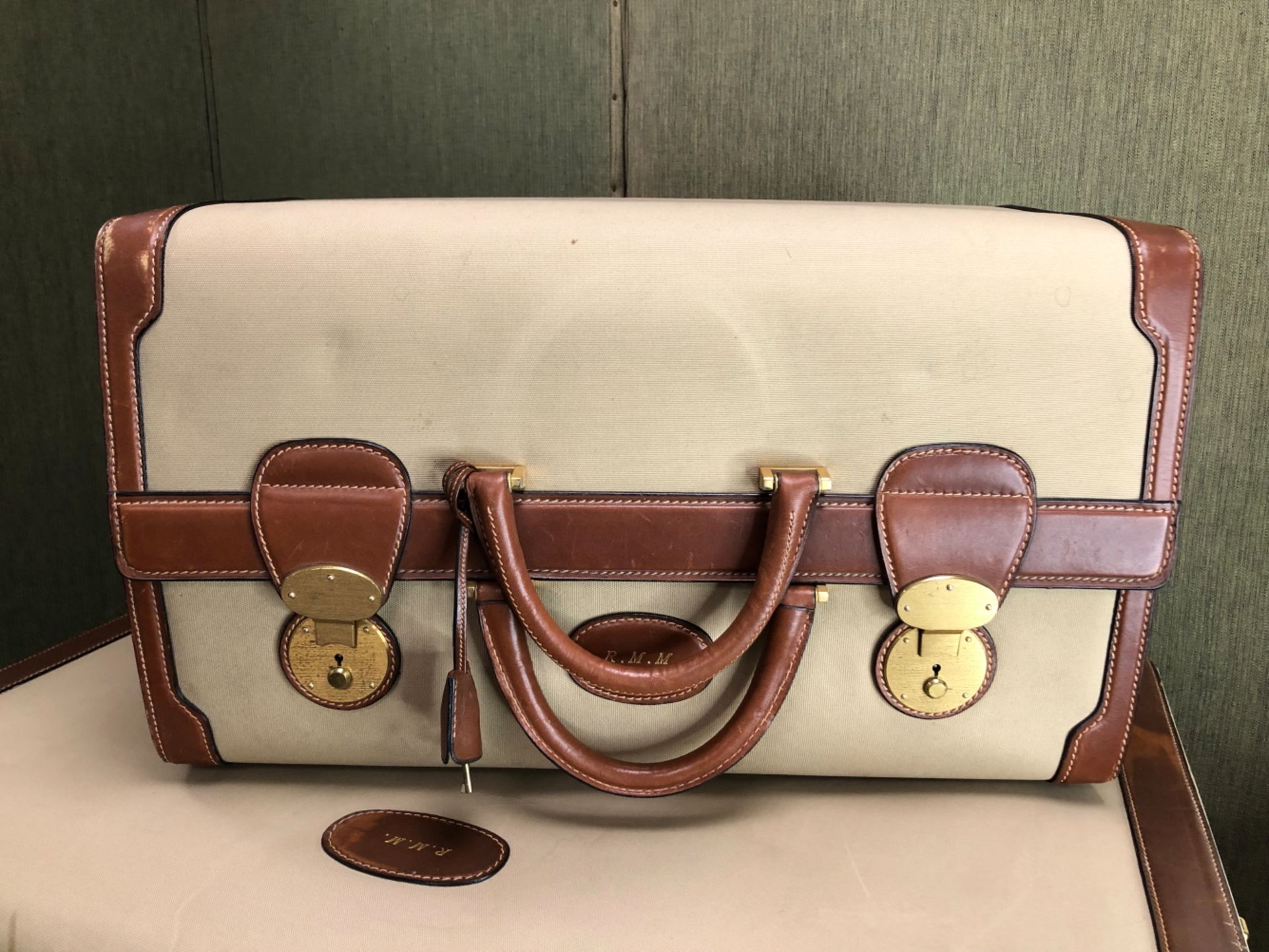 HARRODS VINTAGE MONOGRAM TAN AND BROWN SUITCASE AND TRAVEL BAG(2) - Image 3 of 33