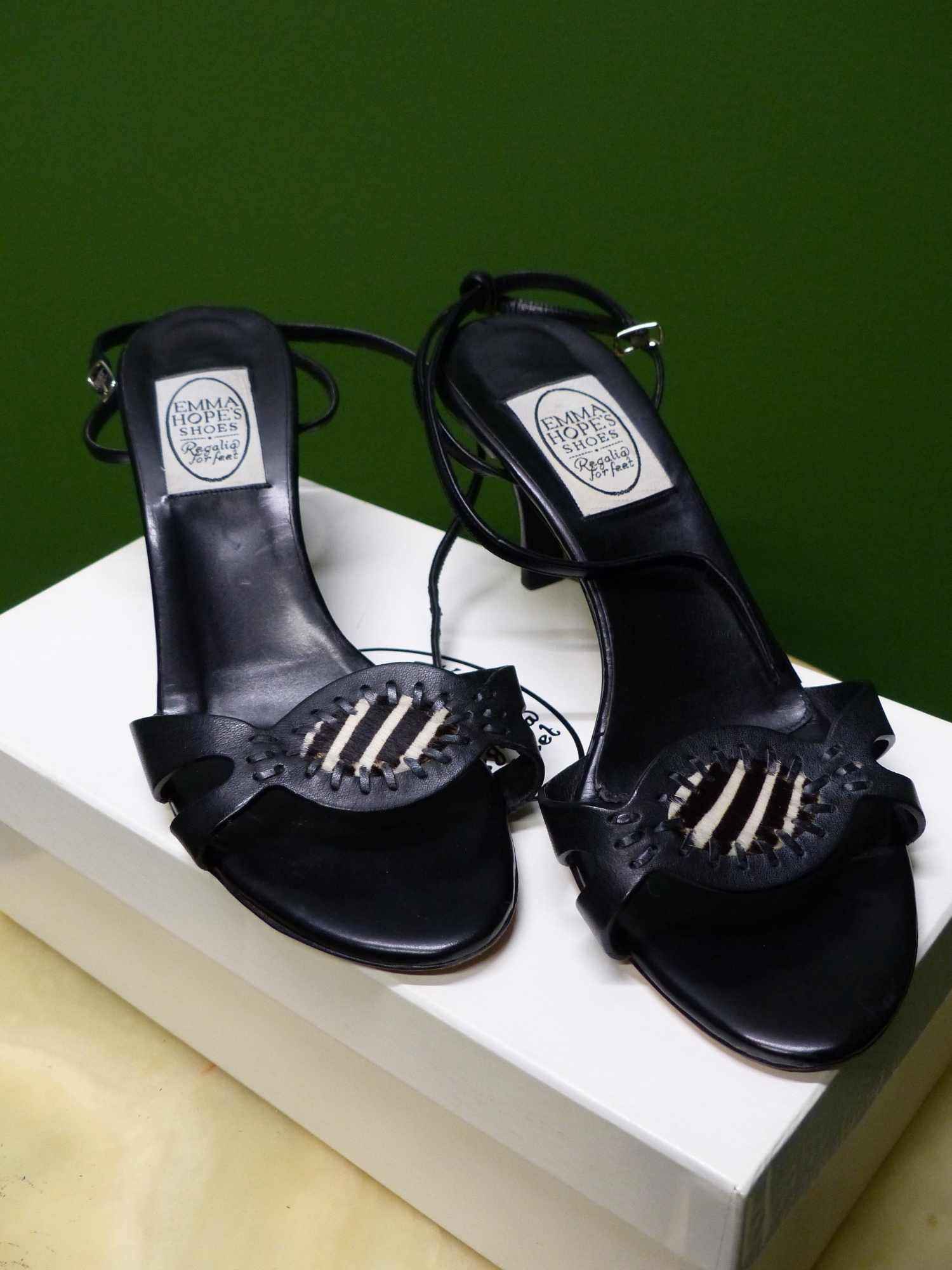 SHOES. EMMA HOPE'S SHOE, REGALIA FOR FEET BLACK LEATHER BUCKLE HEALED SANDALS. SIZE 40 EUR, HEAL