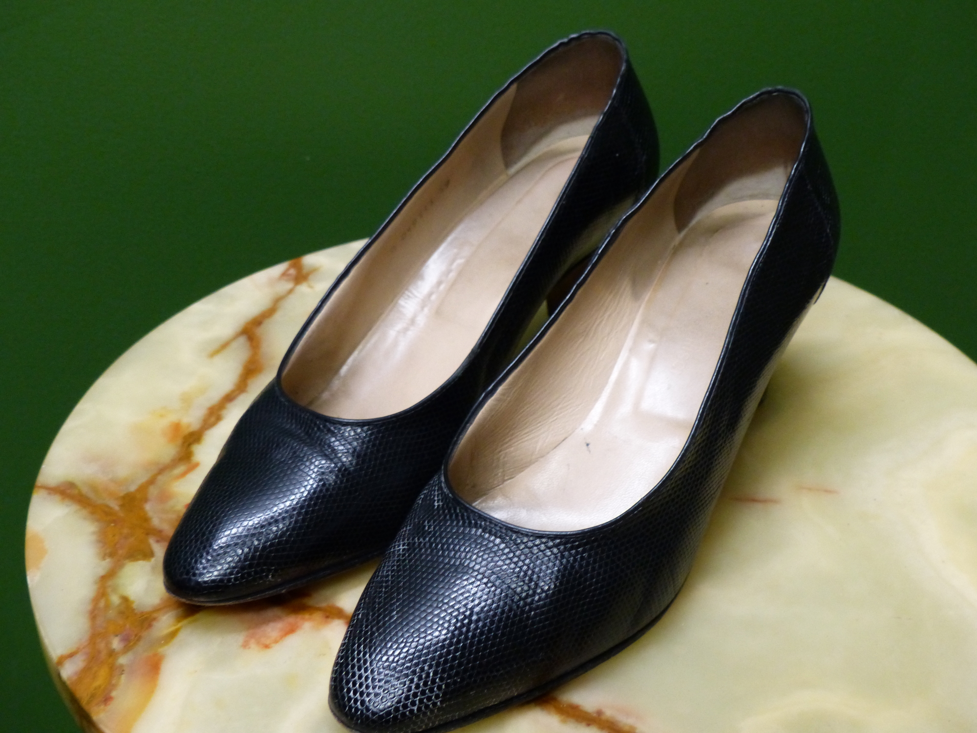 SHOES. TWO PAIRS TANINO CRISCI BLACK HEALS EUR SIZE 39. BLACK LOAFERS EUR SIZE 39. - Image 7 of 11